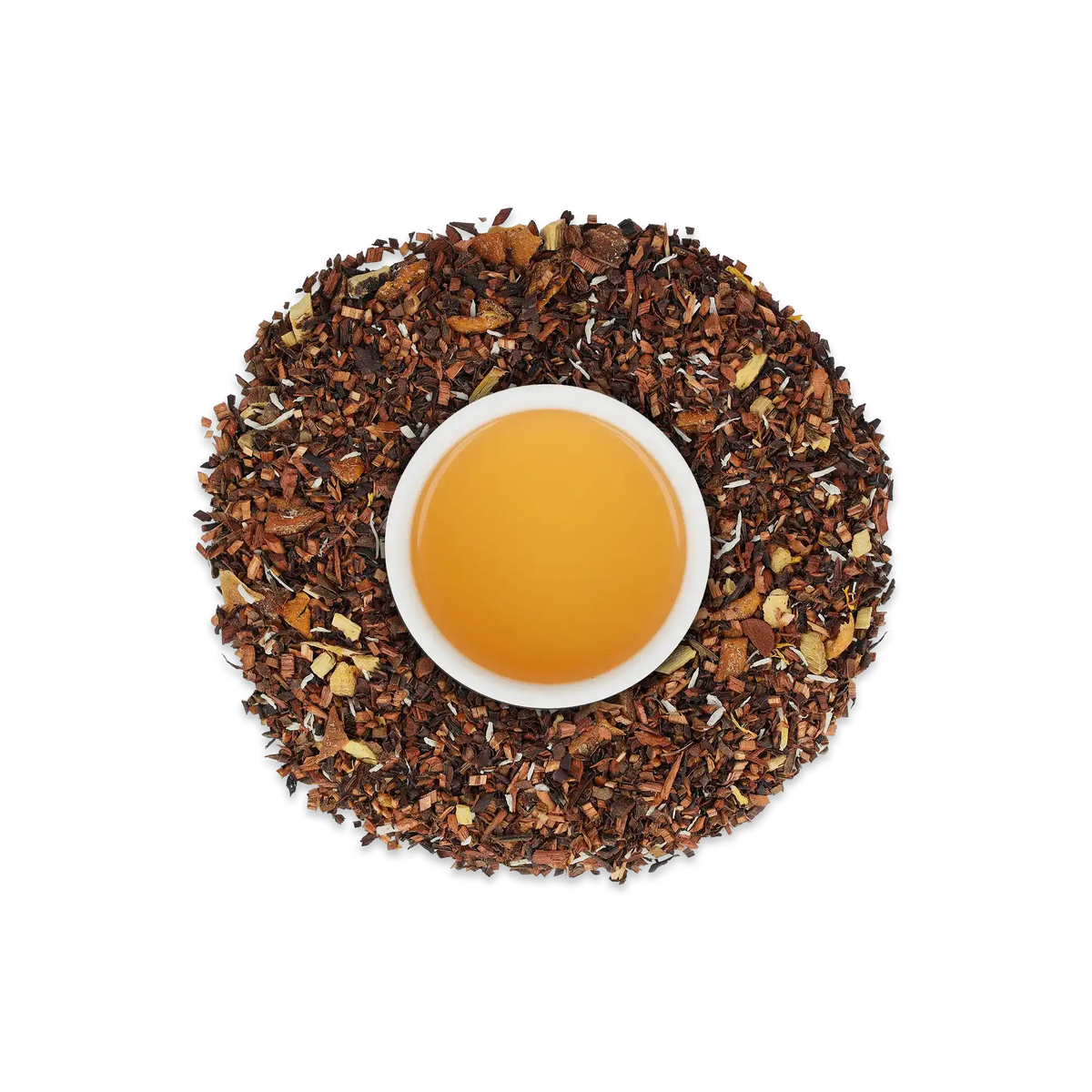 Weiße Tasse mit goldbraunem Tee, umgeben von losen Teeblättern und getrockneten Kräutern auf weißem Hintergrund.