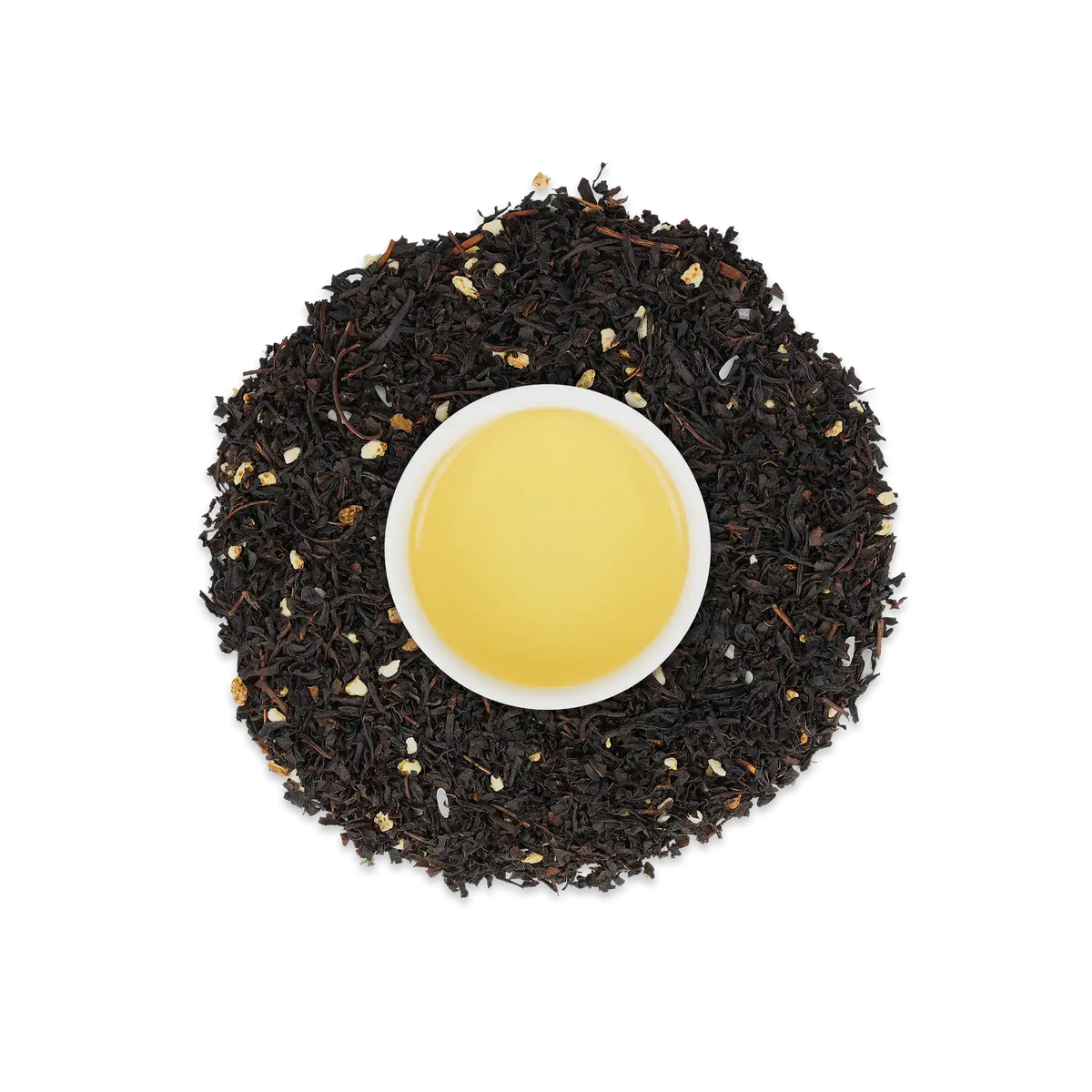Weiße Tasse mit hellgelbem, grünem Tee, umgeben von Schwarzteeblättern auf weißem Hintergrund.