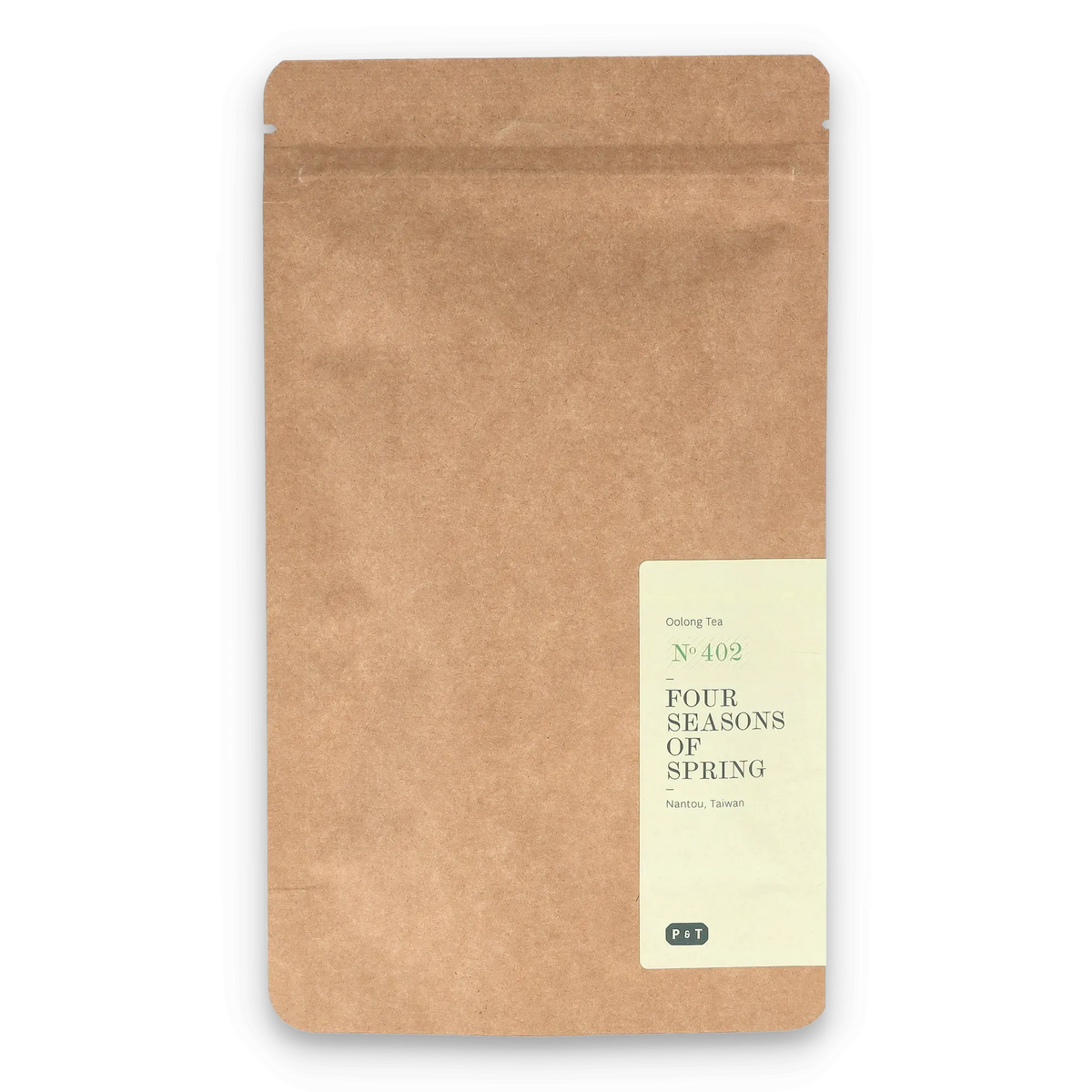 Teeverpackung aus braunem Kraftpapier mit schwarzem Rand und weißem Etikett, Aufschrift 'Oolong Tea N°402'.