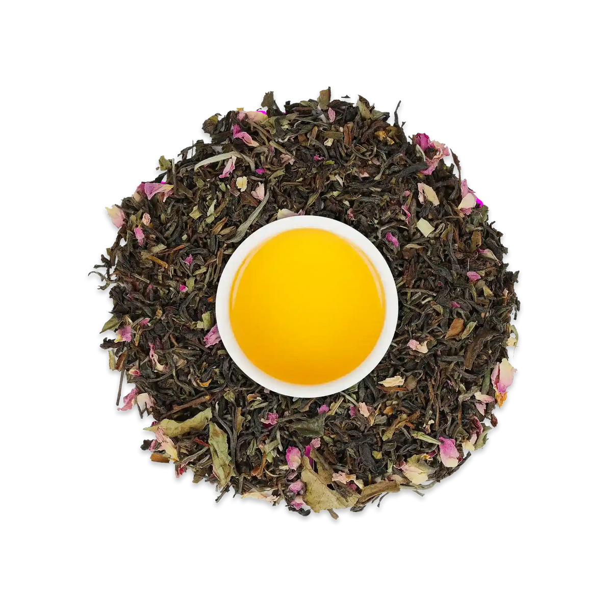 Weißer Teebecher mit gelbem Tee, umgeben von Teeblättern, pinken Blütenblättern und grünen Kräutern auf weißem Hintergrund.