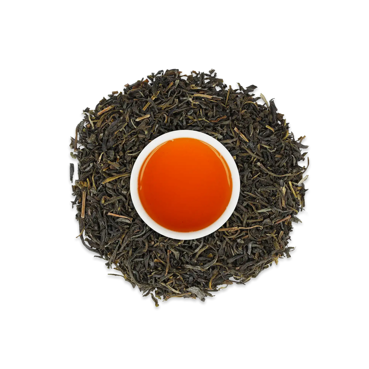 Weißer Keramikbecher mit dunkelbernsteinfarbenem Tee, umgeben von trockenen schwarzen und braunen Teeblättern.