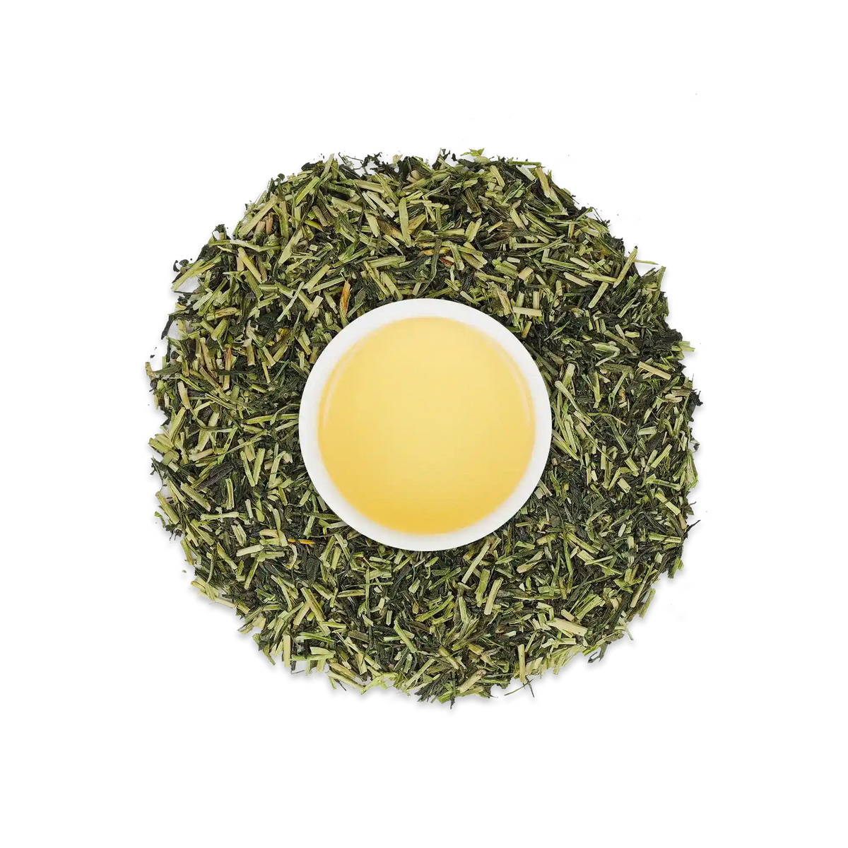 Fein geschnittener grüner Gyokuro-Tee aus Uji mit weißer Tasse voller gelb-grünem Tee.