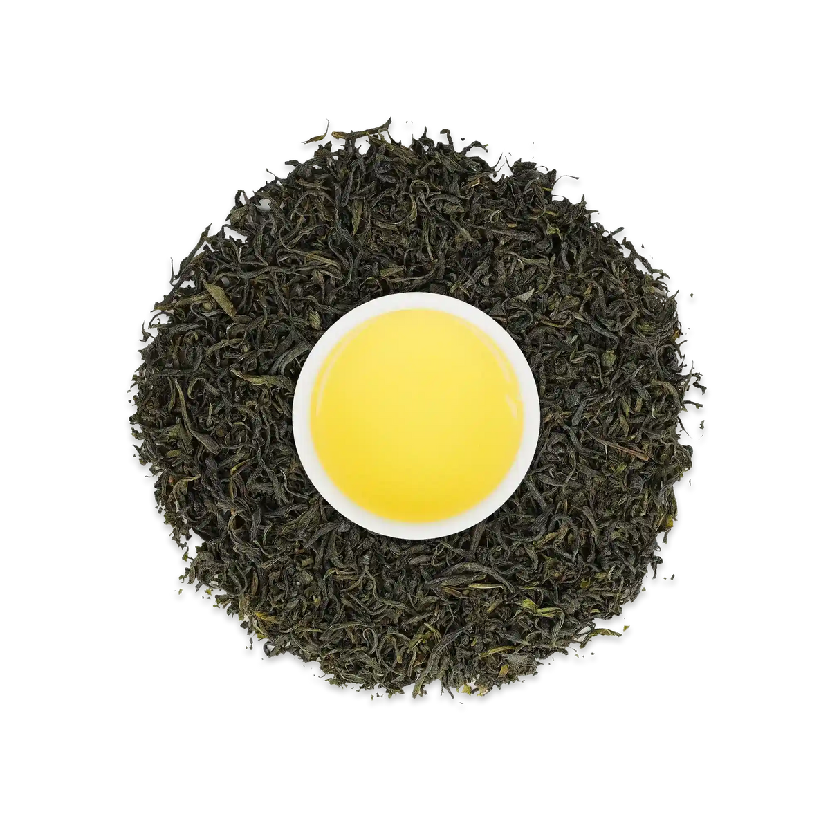 Weiße Teetasse mit leuchtend gelbem Grüntee, umgeben von losen grünen Teeblättern.