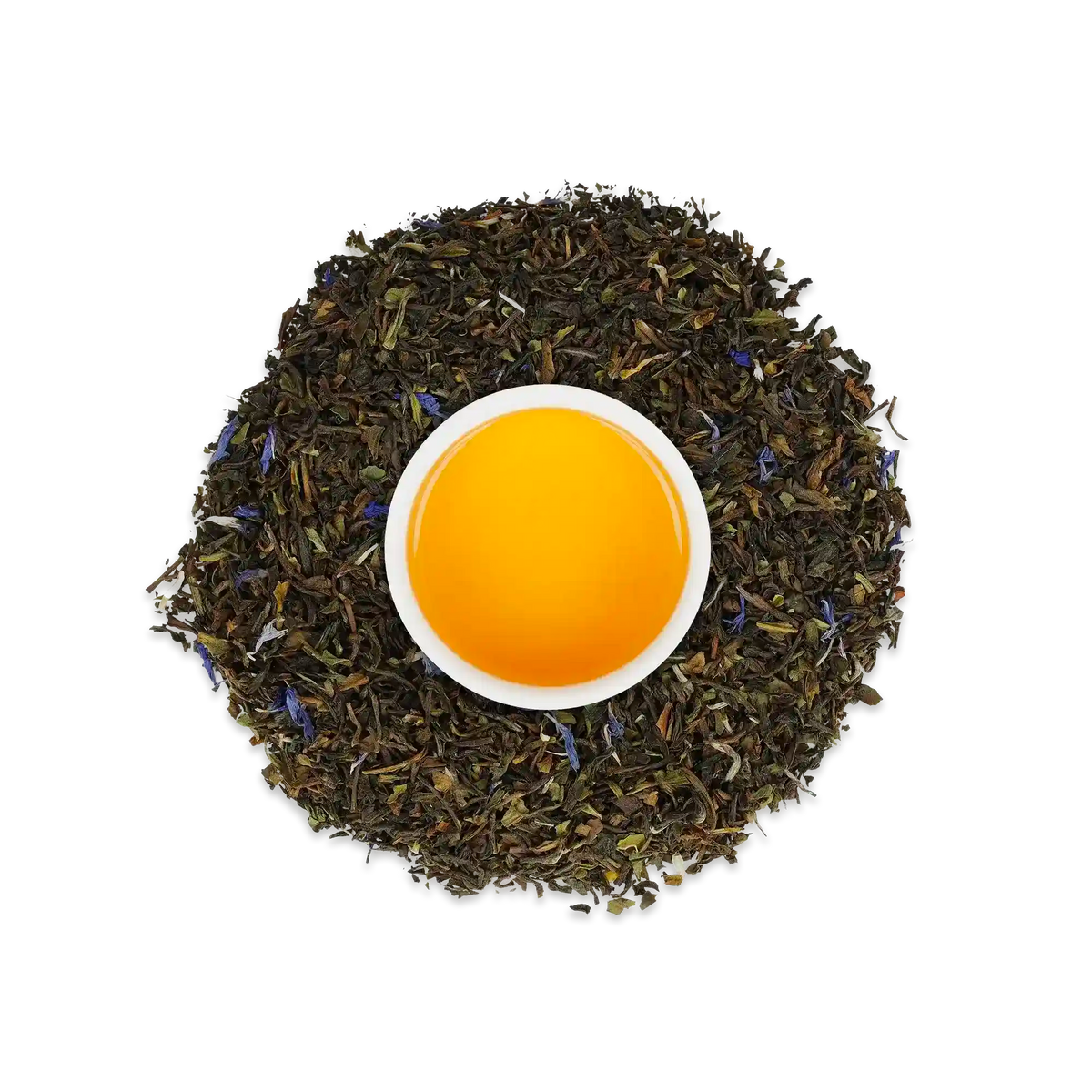 Weiße Tasse mit gelb-orangefarbenem Tee, umgeben von grünen Teeblättern und blauen Blüten auf schwarzem Hintergrund.