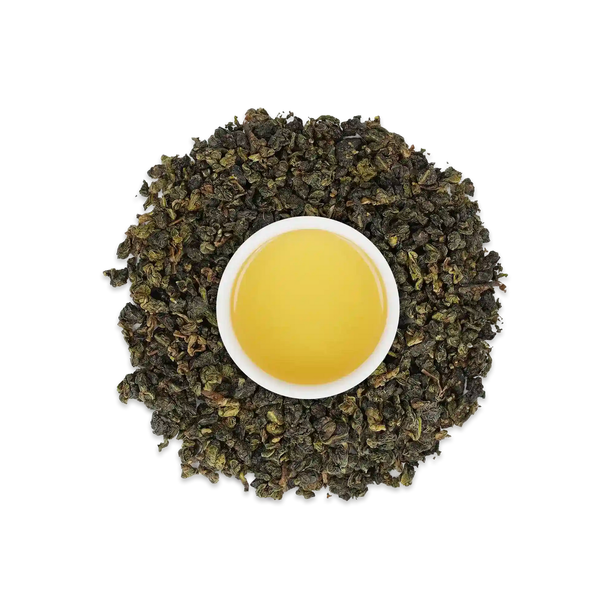 Weißer Becher mit gelb-grünem Tee, umgeben von dunkelgrünen, gedrehten Teeblättern auf Weiß.