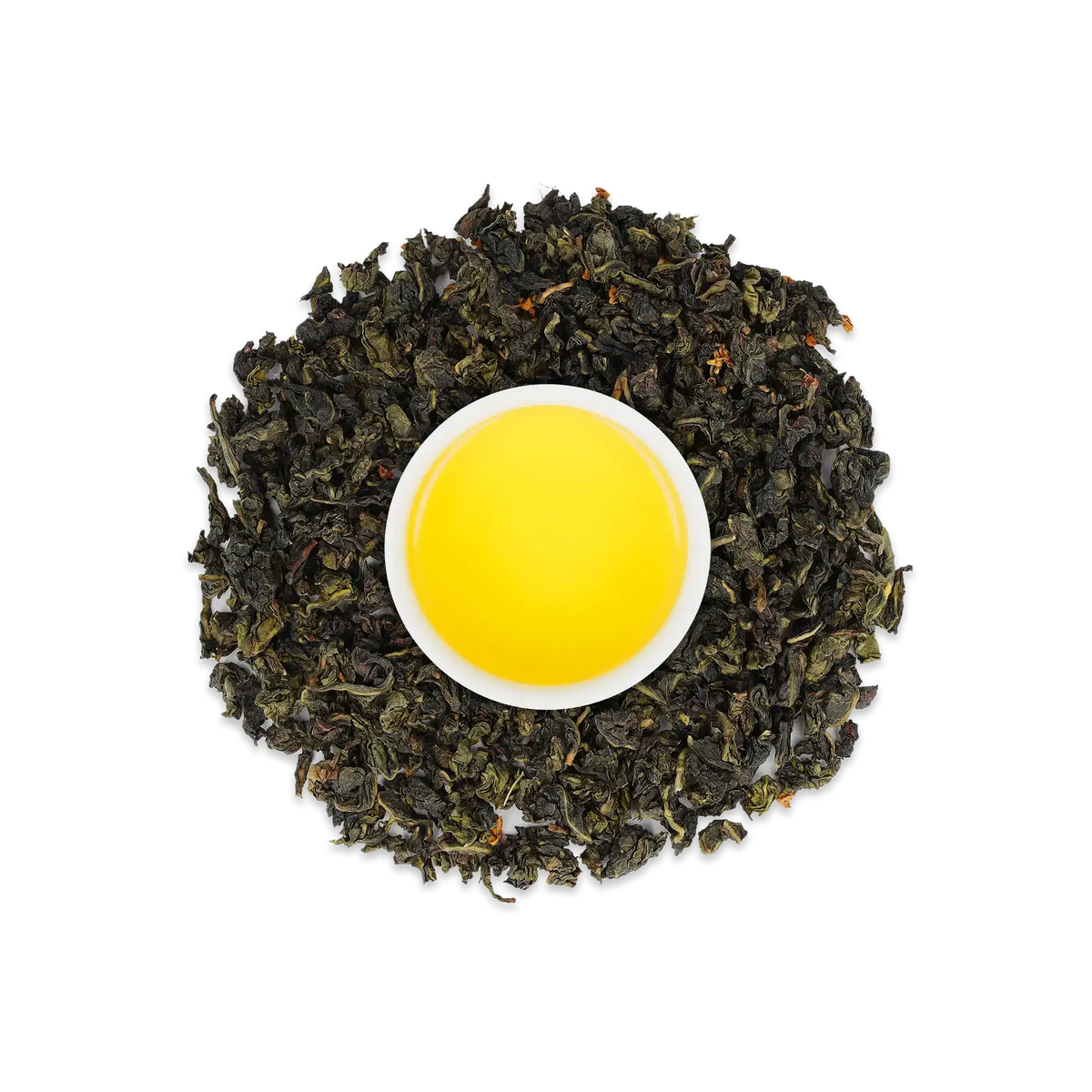 Weißer Keramikbecher mit gelbem Tee, umgeben von grünen und schwarzen Teeblättern mit braunen Akzenten.
