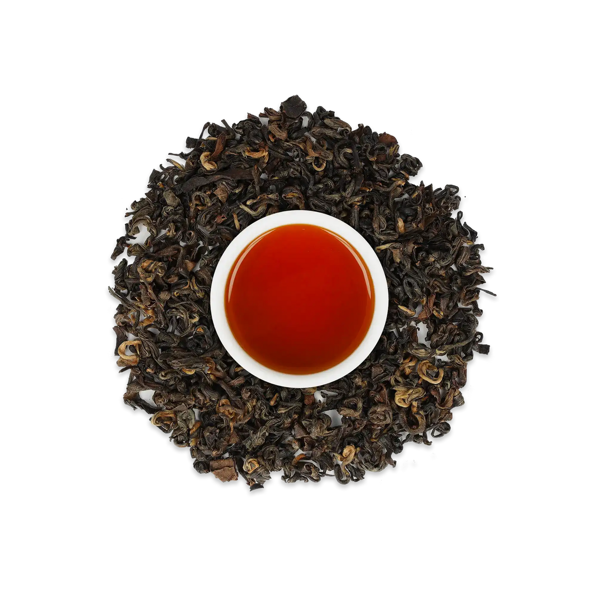 Weiße Tasse mit dunkelbernsteinfarbenem Tee, umgeben von getrockneten Teeblättern auf weißem Hintergrund