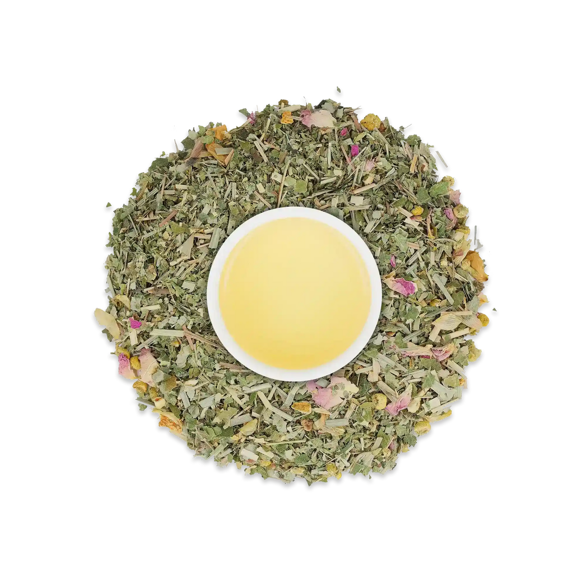 Weiße Tasse mit hellgelbem Kräutertee, umgeben von getrockneten Kräutern und bunten Blüten.