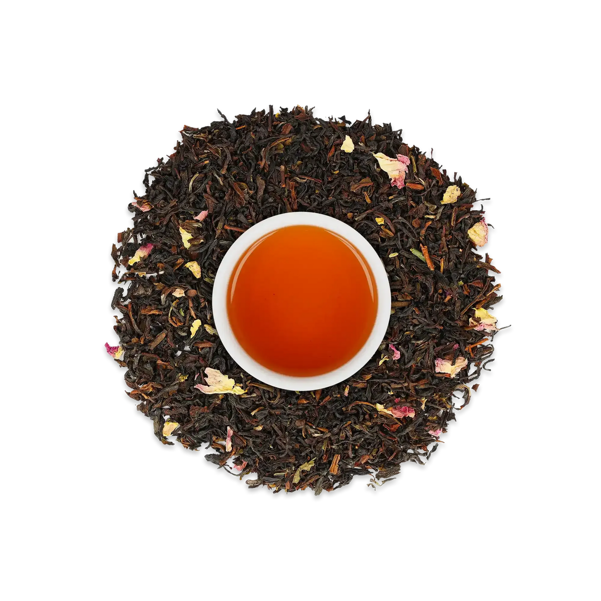 Weiße Tasse mit bernsteinfarbenem Tee, umgeben von schwarzen Teeblättern und getrockneten Blüten auf schwarzem Hintergrund.