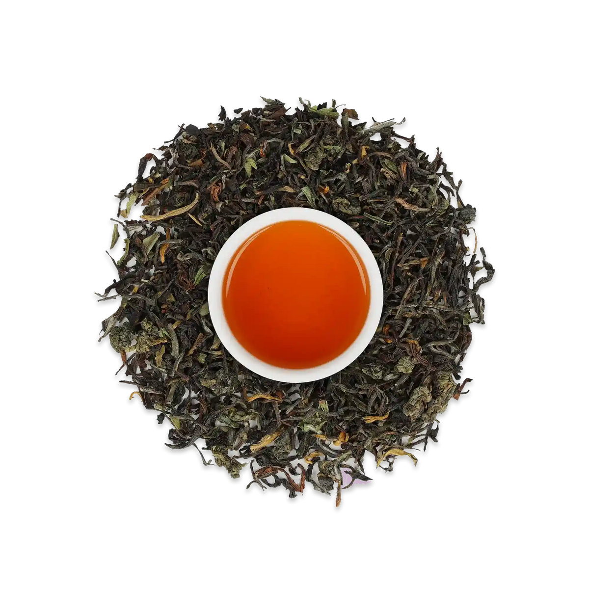 Orangefarbene Keramiktasse mit Tee, umgeben von gemischten losen Teeblättern in Braun-, Grün- und Gelbtönen, von oben.