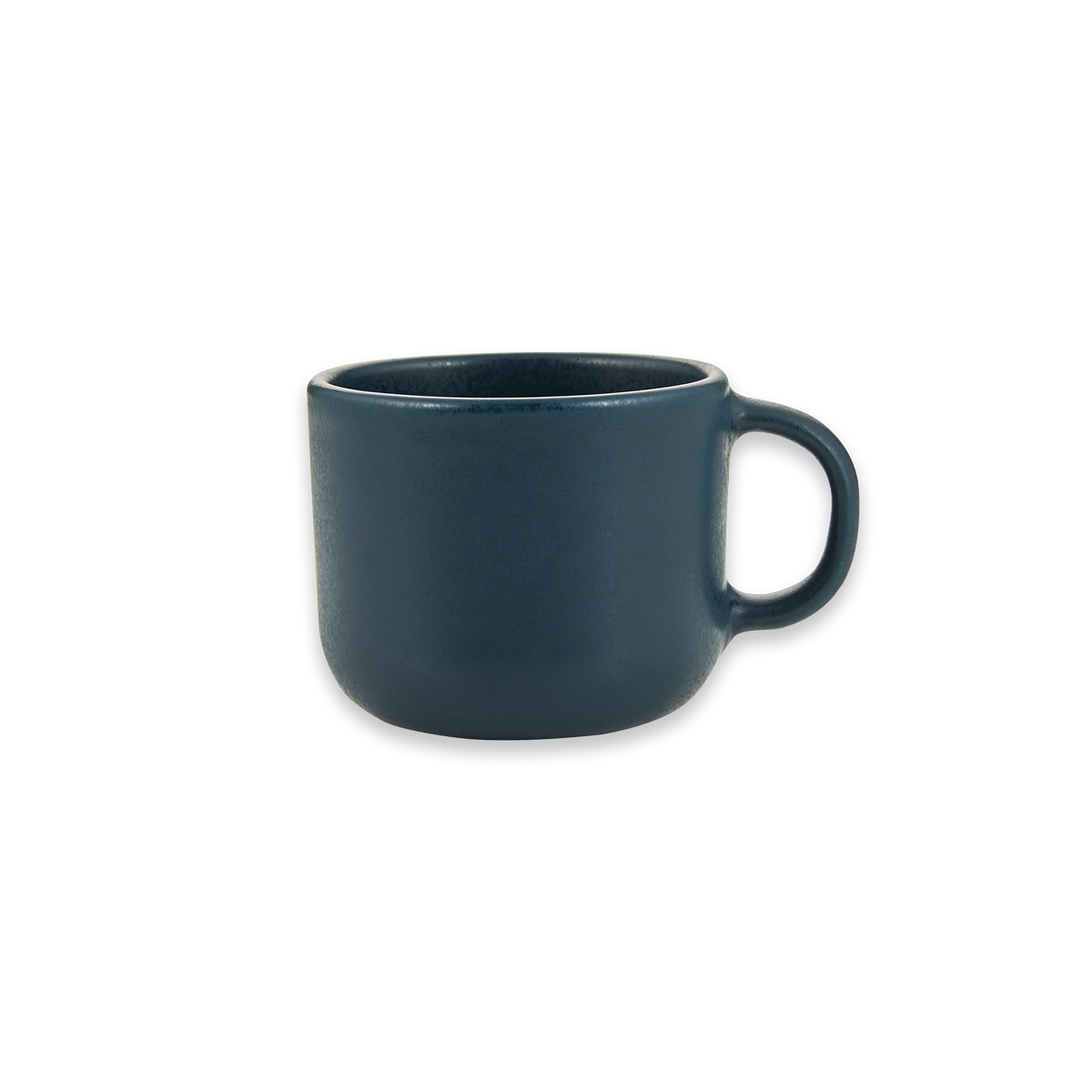 Blaue matte Keramiktasse mit rundem Design und Henkel vor schwarzem Hintergrund, minimalistisch und elegant.