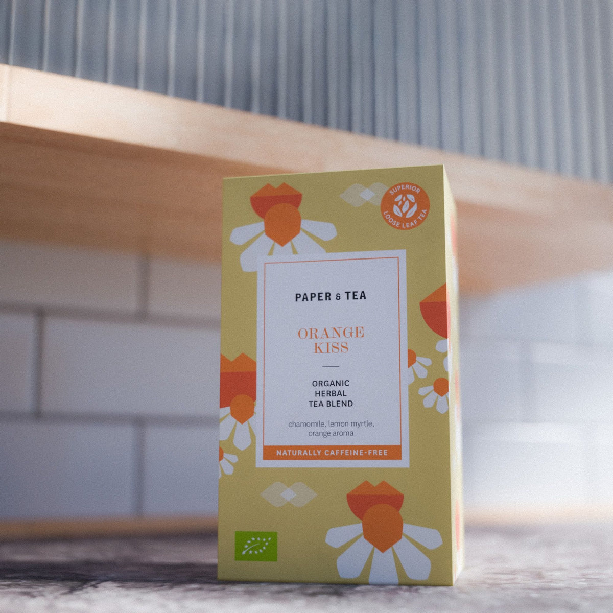 Gelbe Teebox PAPER & TEA ORANGE KISS mit Bio-Kräutertee aus Kamille, Zitronenmyrte und Orangenduft.