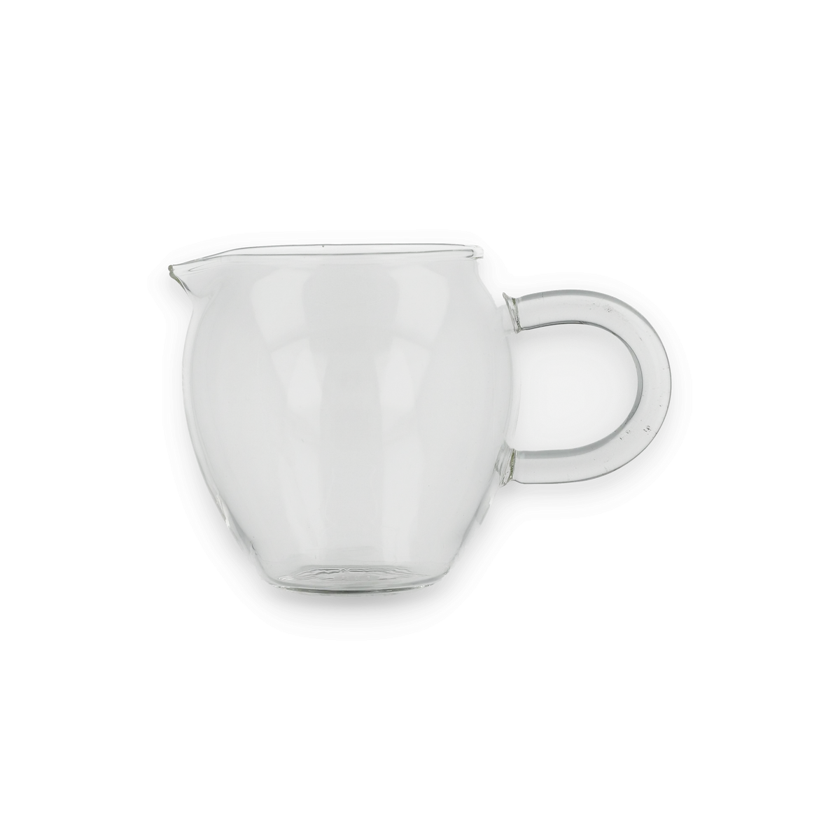 Transparente Glas-Tasse mit rundem Griff vor dunklem Hintergrund.