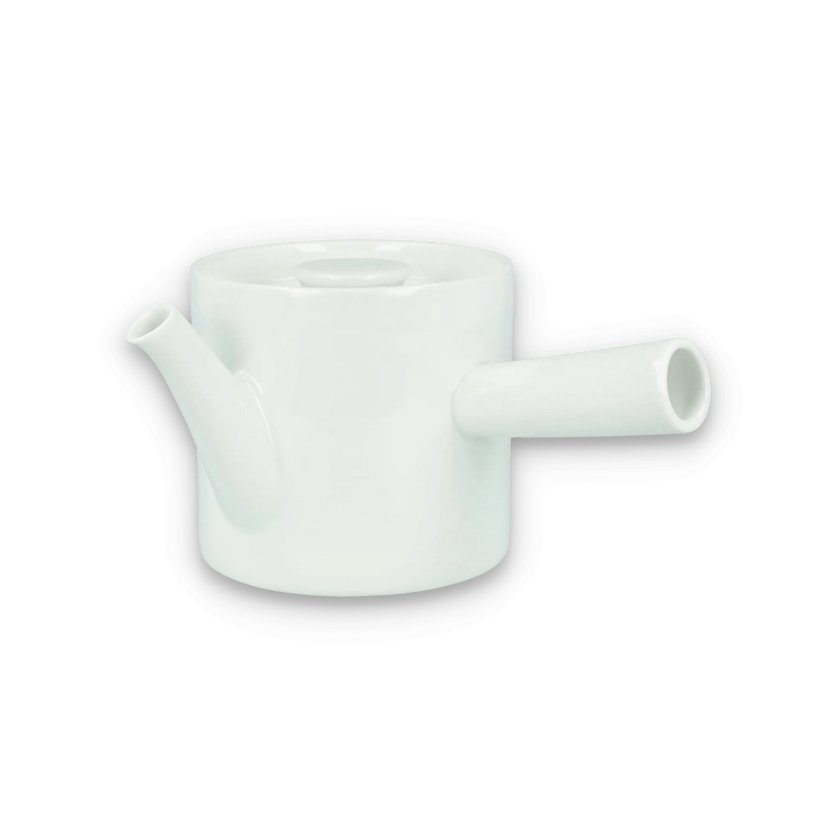 Minimalistische weiße Keramik-Teekanne mit kurzem Ausguss und horizontalem Griff auf schwarzem Hintergrund.