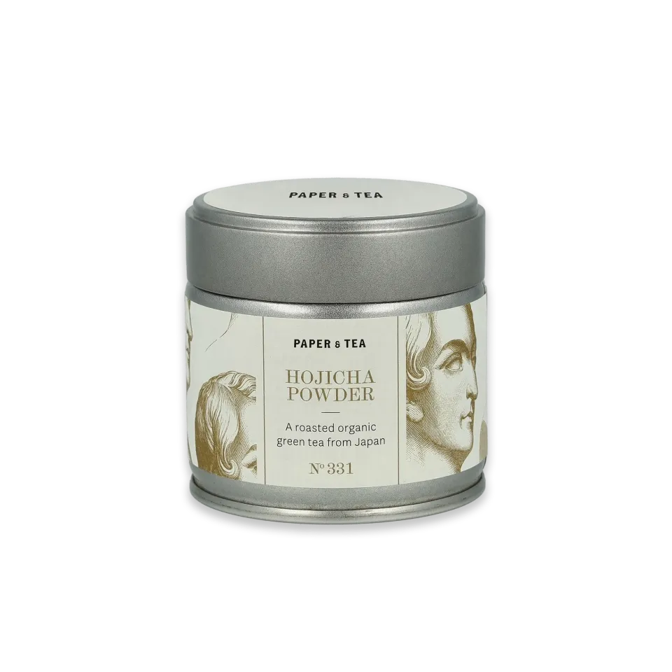 Zylindrische Metallschachtel mit weißem Etikett für HOJICHA Bio-Röstgrüntee von PAPER & TEA.