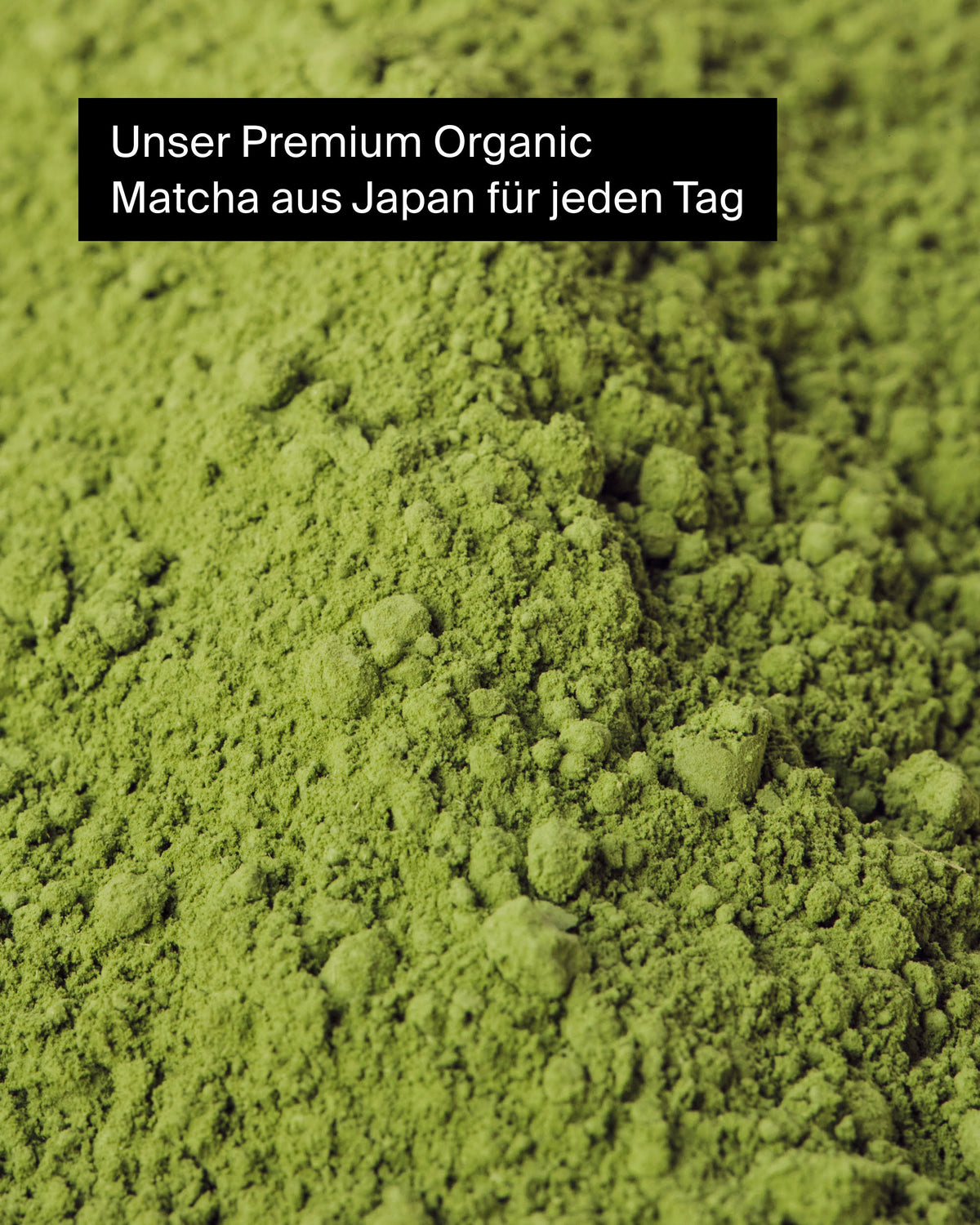 Leuchtend grüner Premium-Organic-Matcha aus Japan, fein gemahlen mit natürlicher Textur