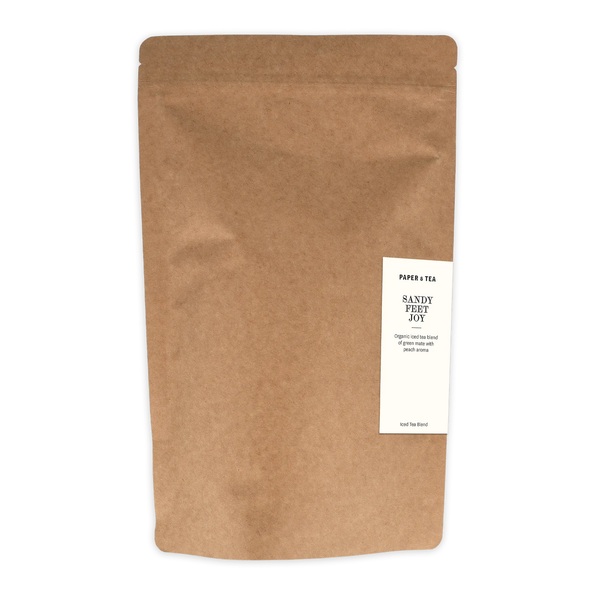 Brauner Kraftpapierbeutel mit weißem Etikett für Bio-Eistee Sandy Feet Joy, grüner Mate und Pfirsich.