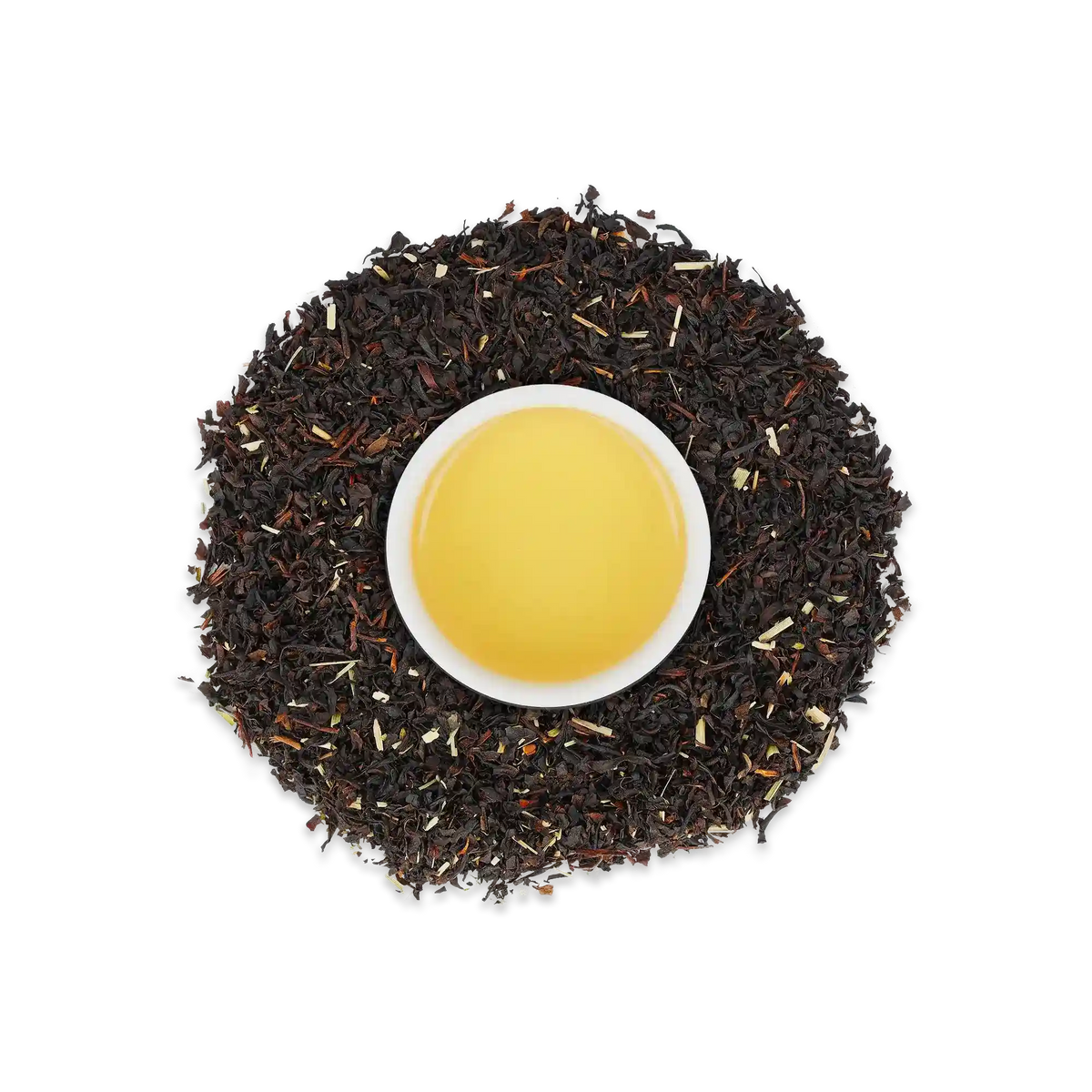 Weiße Tasse mit hellem gelbem Tee auf schwarzem Teeblatt-Kreis, ästhetisch arrangiert.