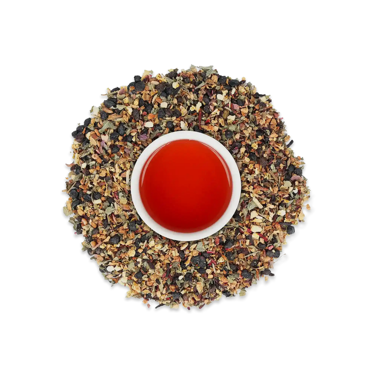 Keramikbecher mit rotem Tee, umgeben von losen Teeblättern und Kräutern.