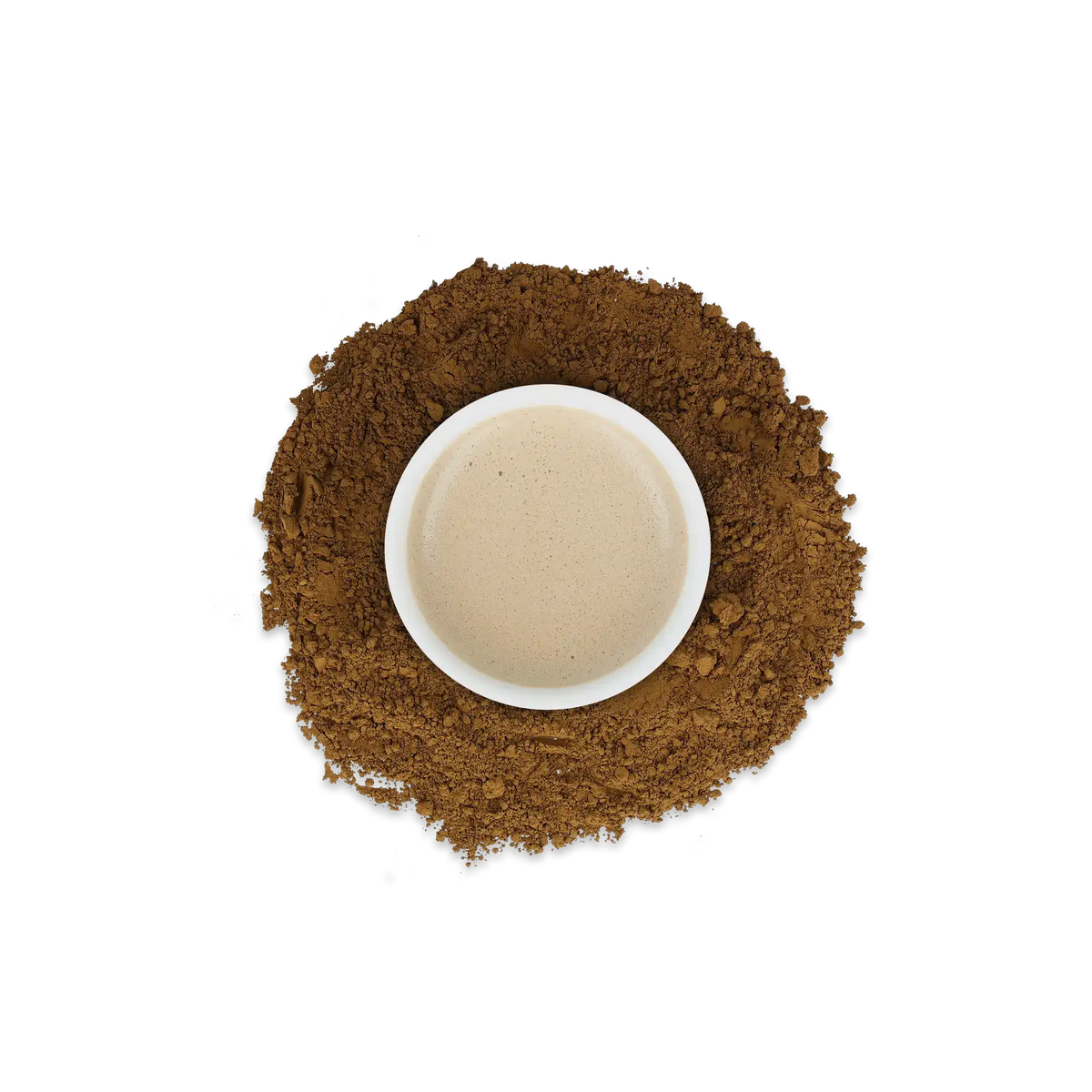 Weiße Tasse mit cremigem Cappuccino, umgeben von verstreuten Kaffeebohnen auf weißem Hintergrund.