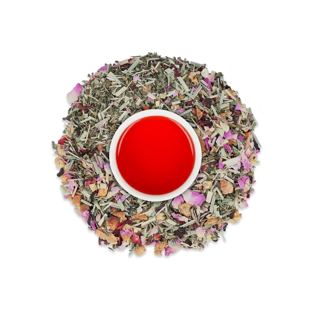 Weiße Tasse mit rotem Tee, umgeben von getrockneten Teeblättern, Blüten und Kräutern auf weißem Hintergrund.