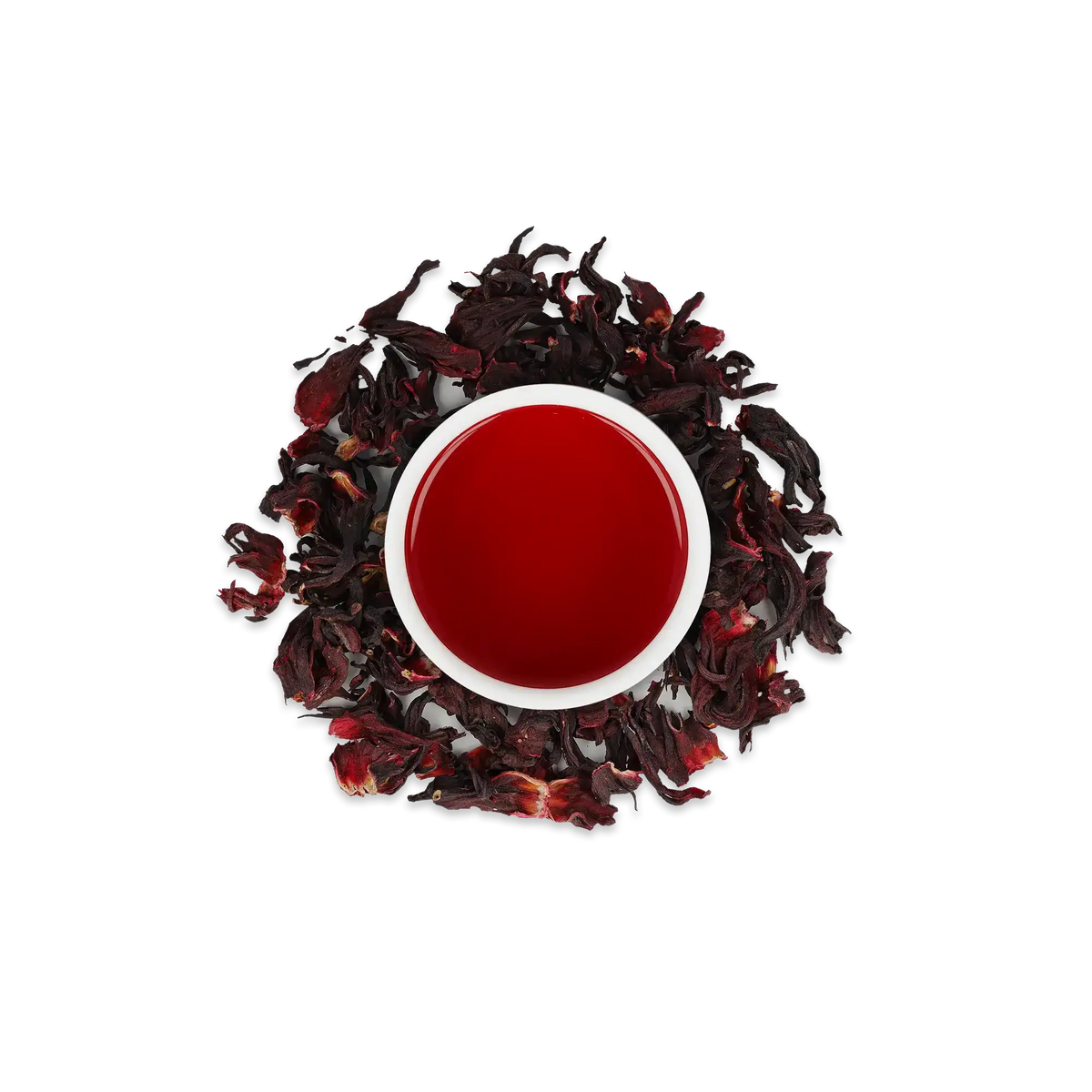 Weiße Tasse mit rotem Hibiskus-Tee umgeben von getrockneten Hibiskusblütenblättern in Rot- und Lilatönen