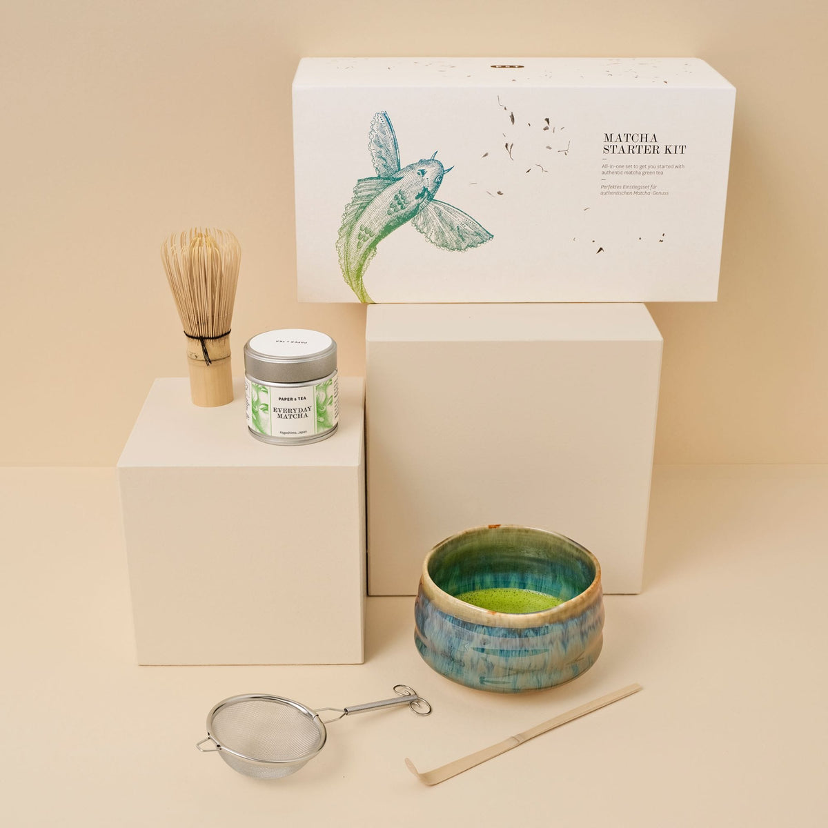 Matcha Starter Kit von PAPER & TEA mit Keramikschale, Bambusbesen, Metallsieb, Bambuslöffel und Matcha-Dose