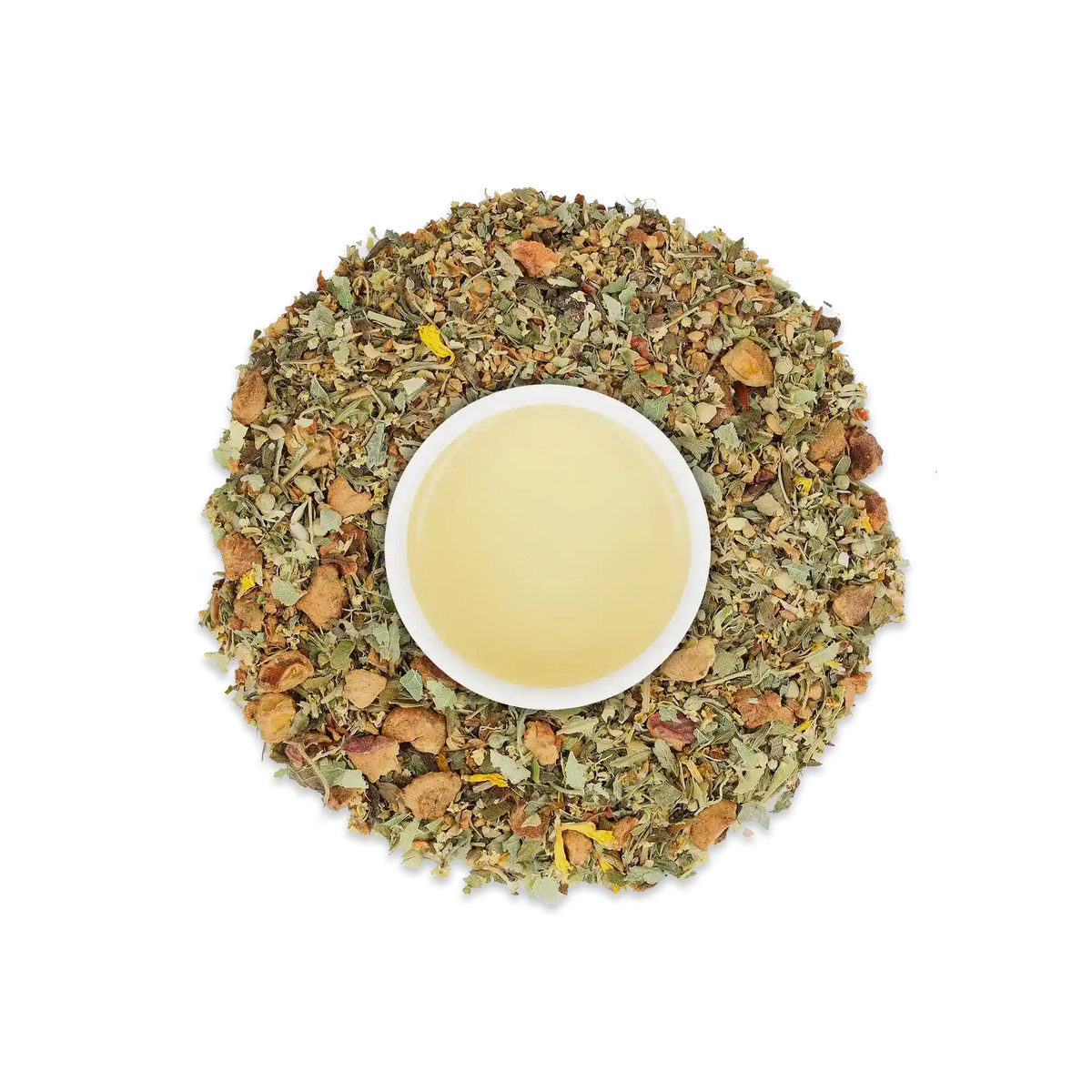 Kleine weiße Tasse mit hellgelbem Bio-Zitronen-Ingwer-Tee, umgeben von losen Teeblättern und getrocknetem Ingwer.