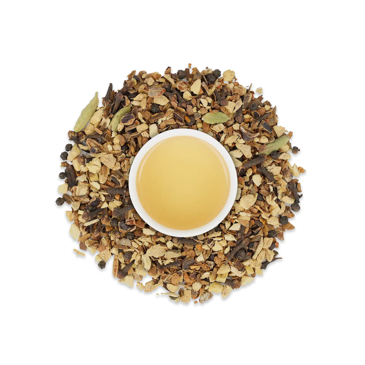 Weiße Tasse mit hellbraunem Chai Masala Tee und Gewürzen auf weißem Hintergrund.