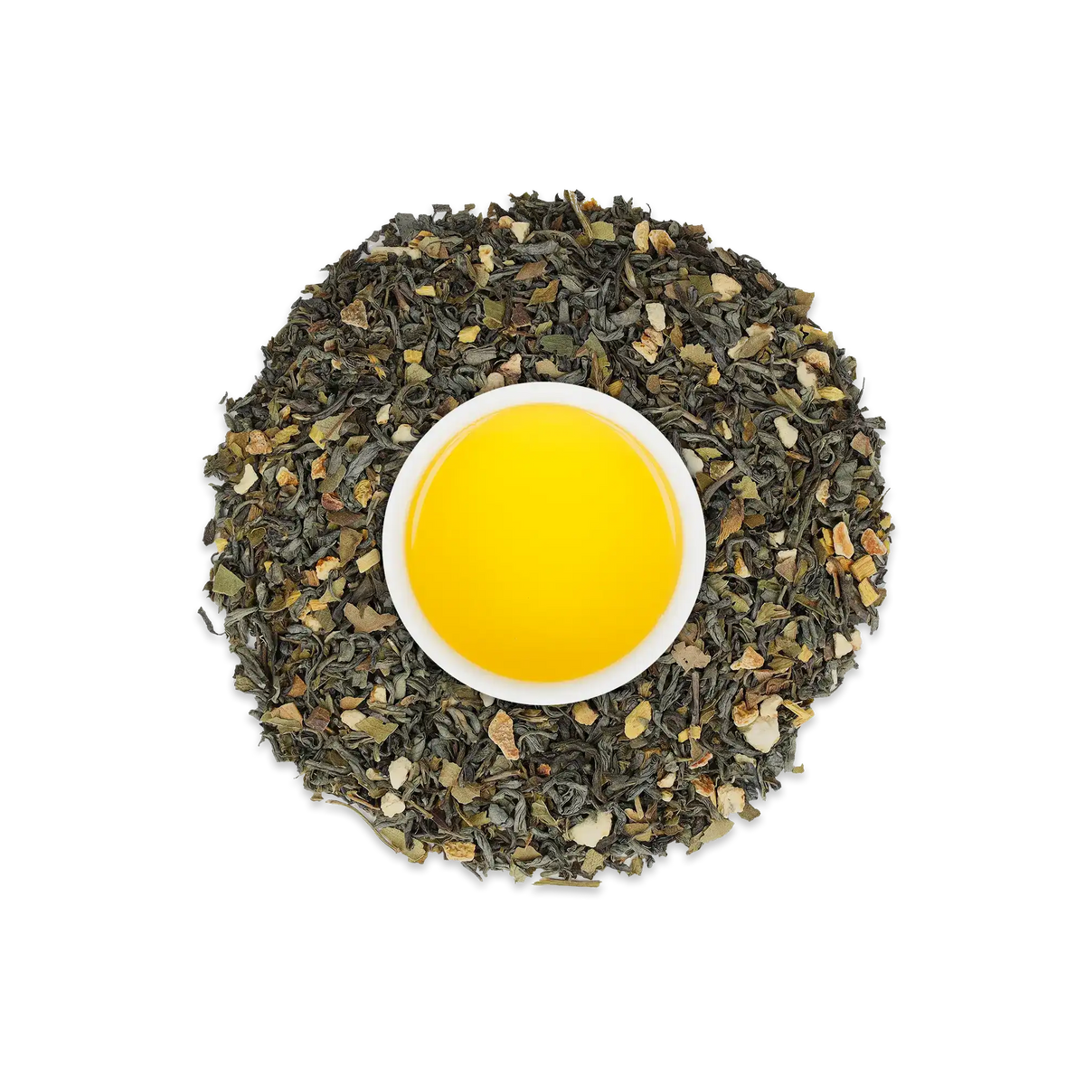 Weißer Teebecher mit leuchtend gelbem Bio Ingwer-Minze-Kräutertee, umgeben von losen Teeblättern, Ingwer- und Minzstücken.