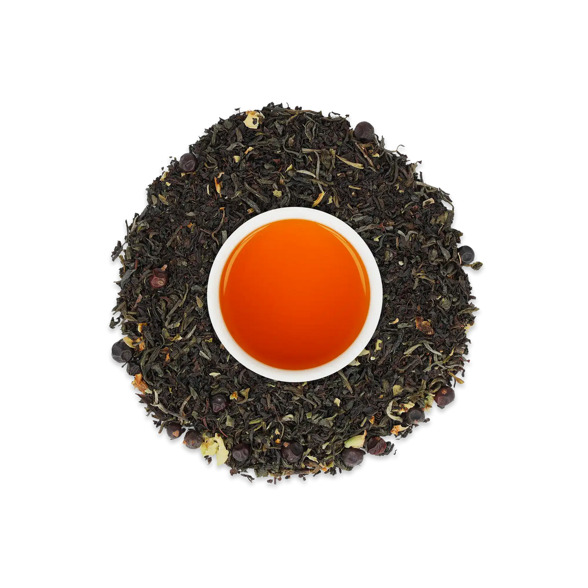 Weiße Tasse mit bernsteinfarbenem Schwarztee, umgeben von getrockneten Wacholderbeeren und Orangenblüten.