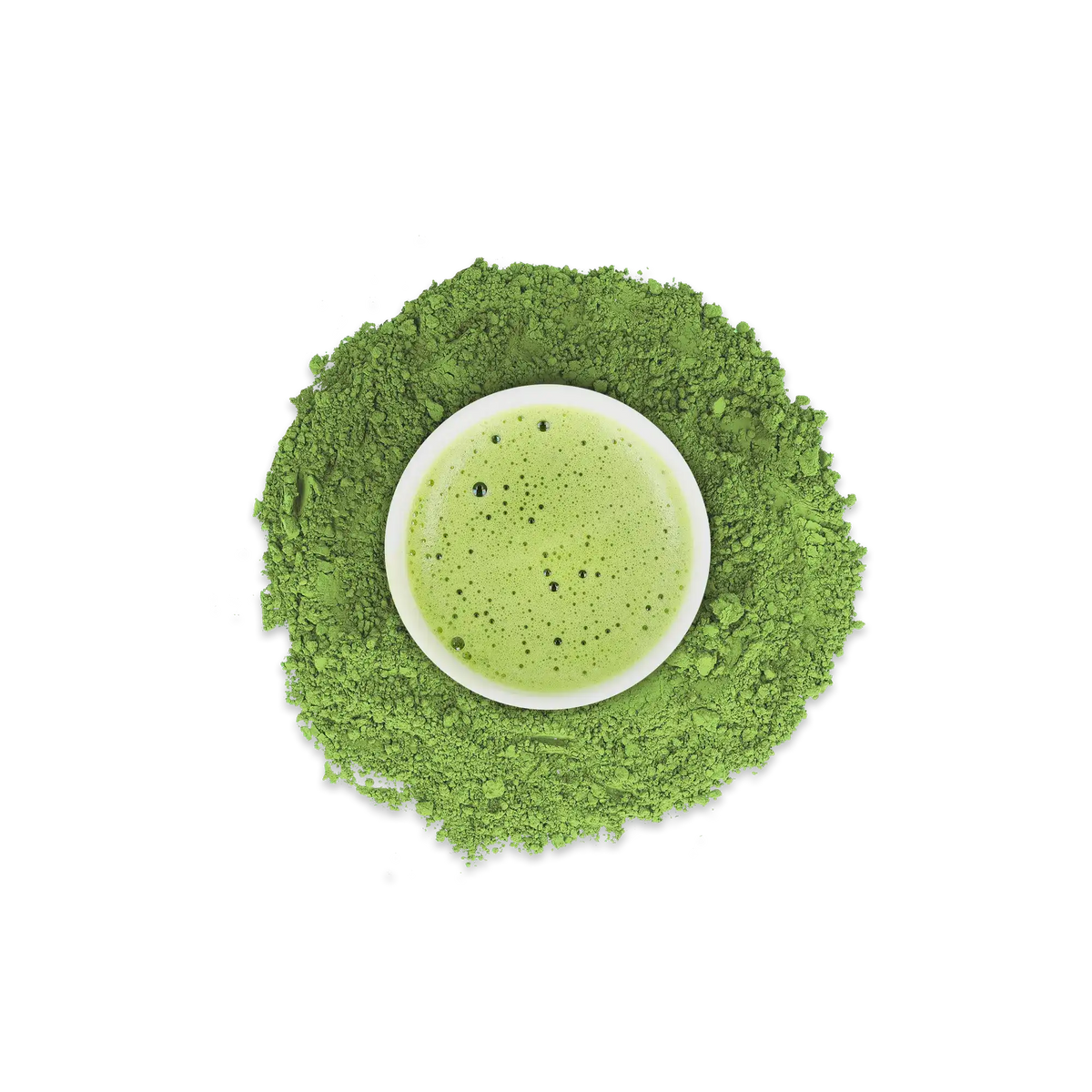 Weiße Tasse mit schaumigem Matcha-Tee, umgeben von leuchtend grünem Matcha-Pulver-Kreis.