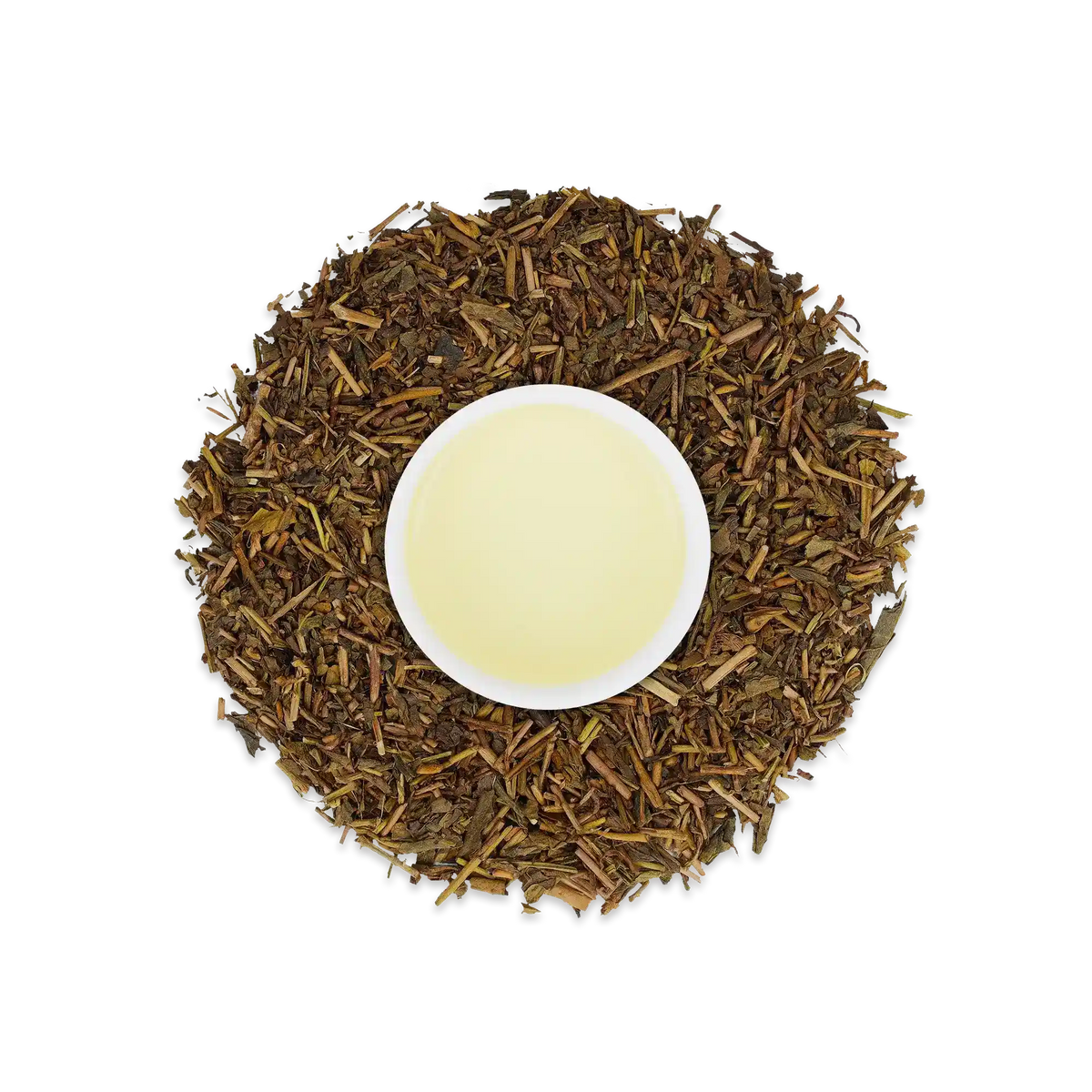 Weißer Becher mit hellgelbem Hojicha-Tee, umgeben von braunen und grünen Teeblättern und Stängeln.