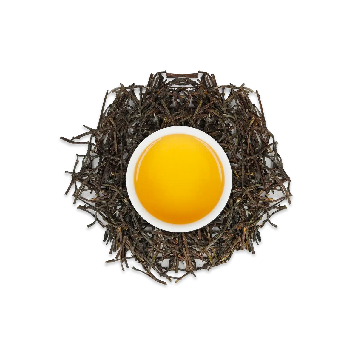 Weiße Tasse mit goldgelbem Tee inmitten eines Kreises aus dunklen, getrockneten Teeblättern auf weißem Hintergrund
