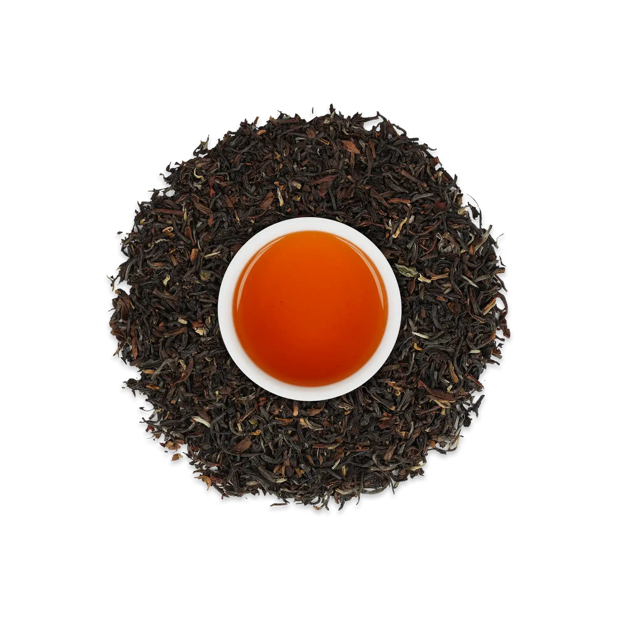 Weißer Becher mit bernsteinfarbenem Tee, umgeben von schwarzen Teeblättern auf weißem Hintergrund.