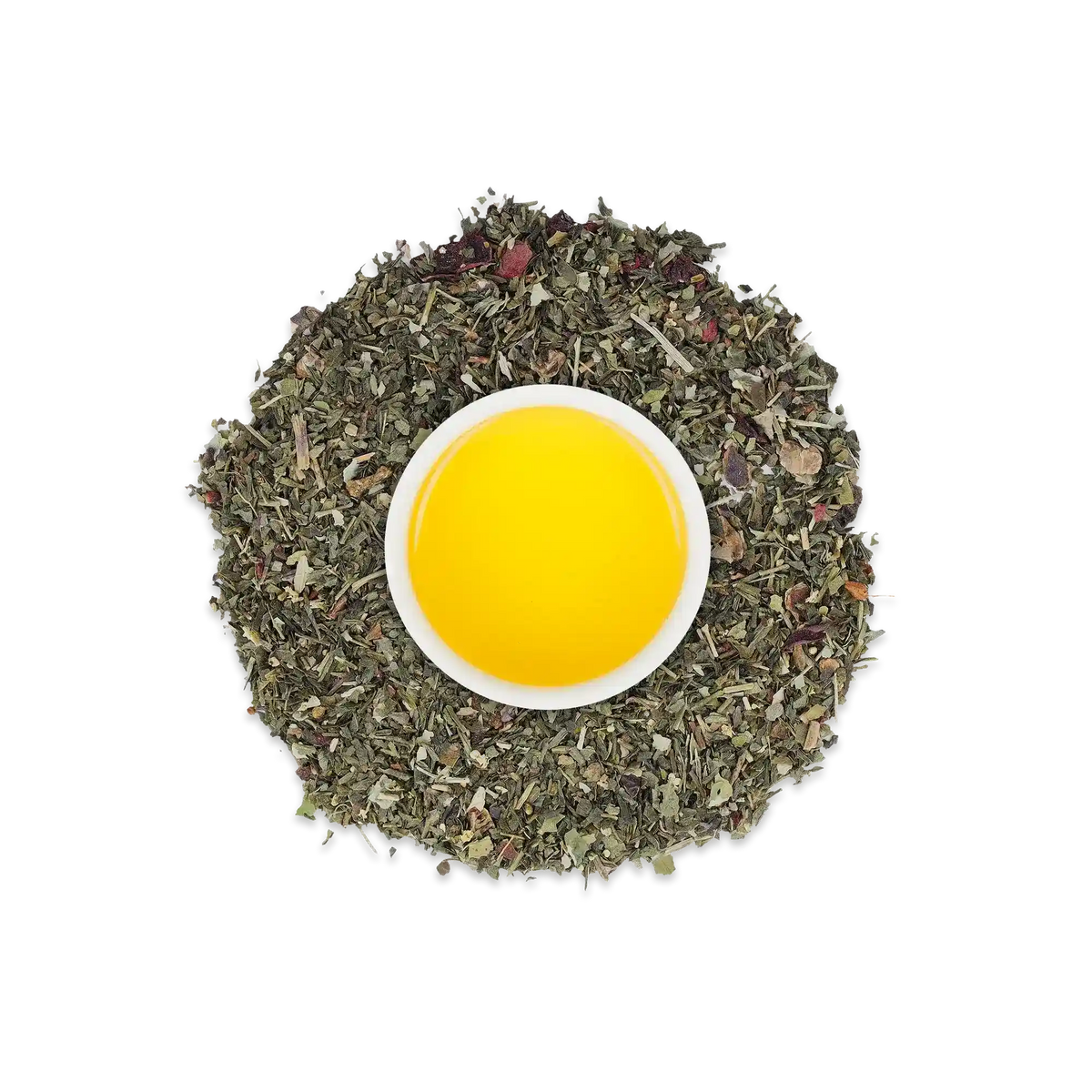 Weißer Teebecher mit leuchtendem marokkanischem Minztee und getrockneten Minzblättern.