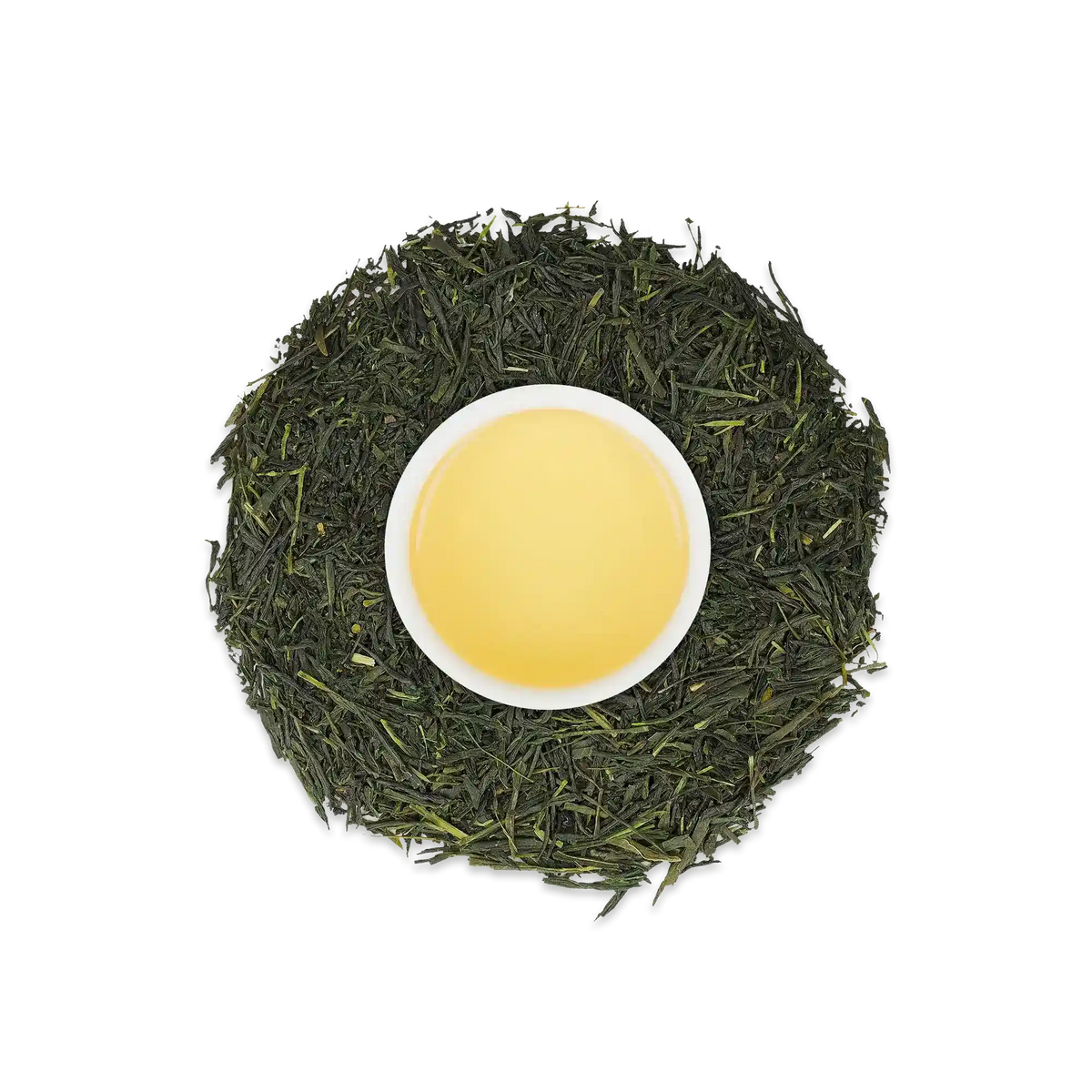 Weißer Becher mit hellgelbem Sencha Fukujyu Grüntee, umgeben von getrockneten Teeblättern.