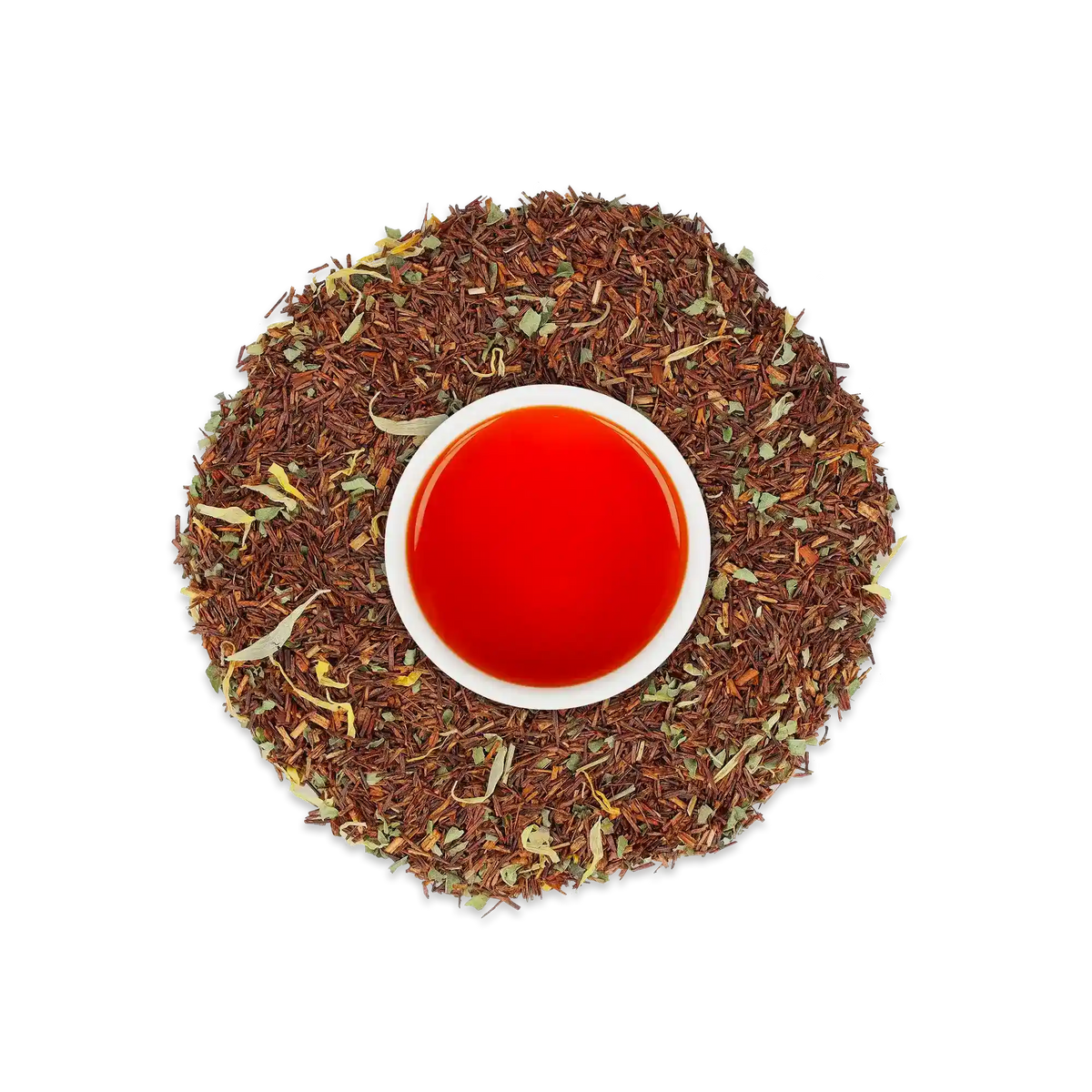 Weißer Becher mit leuchtend rotem Rooibos-Tee, umgeben von losen Rooibos-Teeblättern auf weißem Hintergrund.