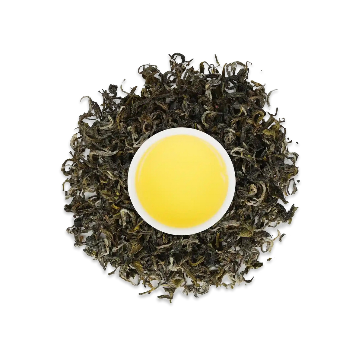 Weiße Tasse mit leuchtend gelbem Tee, umgeben von getrockneten Teeblättern vor weißem Hintergrund.