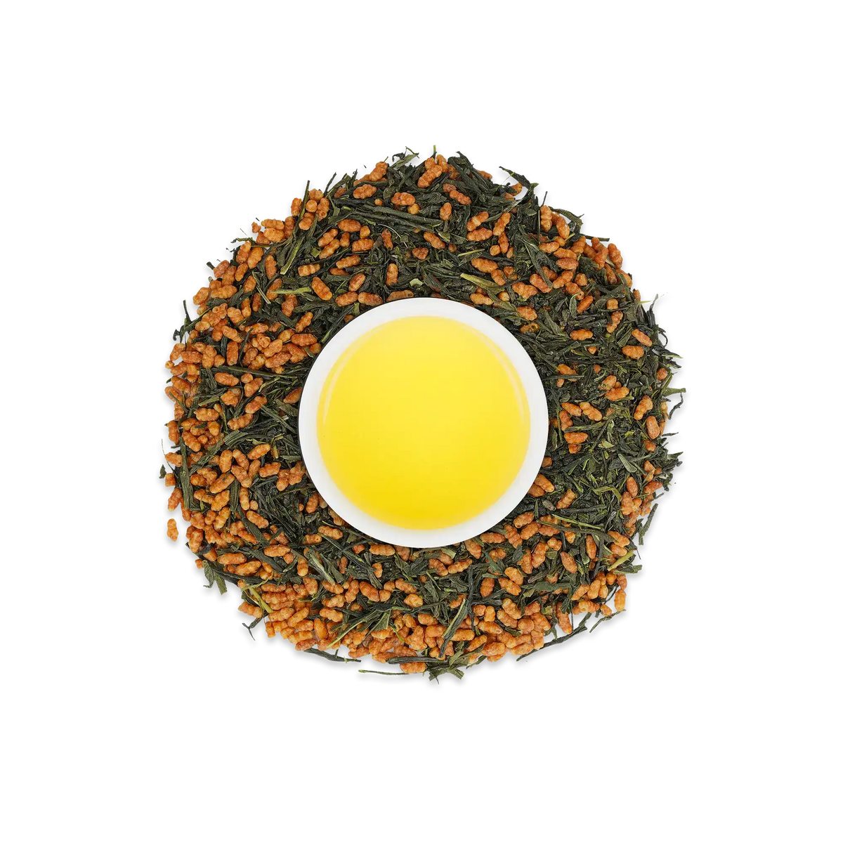 Weißer Keramikbecher mit gelbem Tee, umgeben von grüner Teeblättermischung und gepufftem braunem Reis.