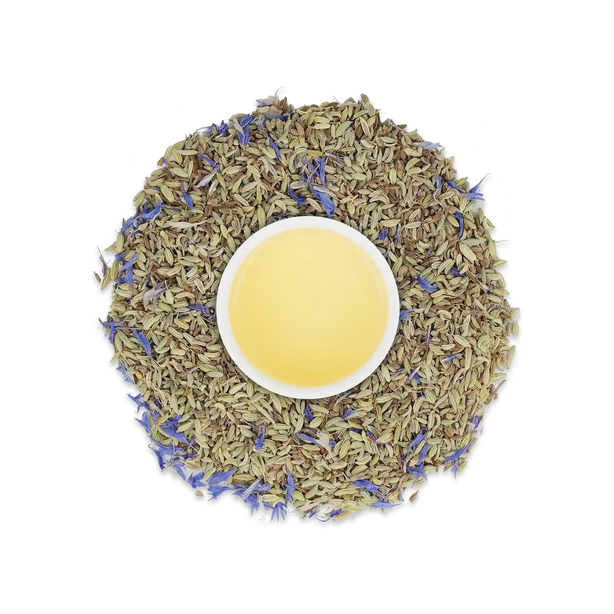 Weiße Tasse mit Fenchelblütentee, getrocknete Fenchelsamen und violette Blüten auf schwarzem Hintergrund