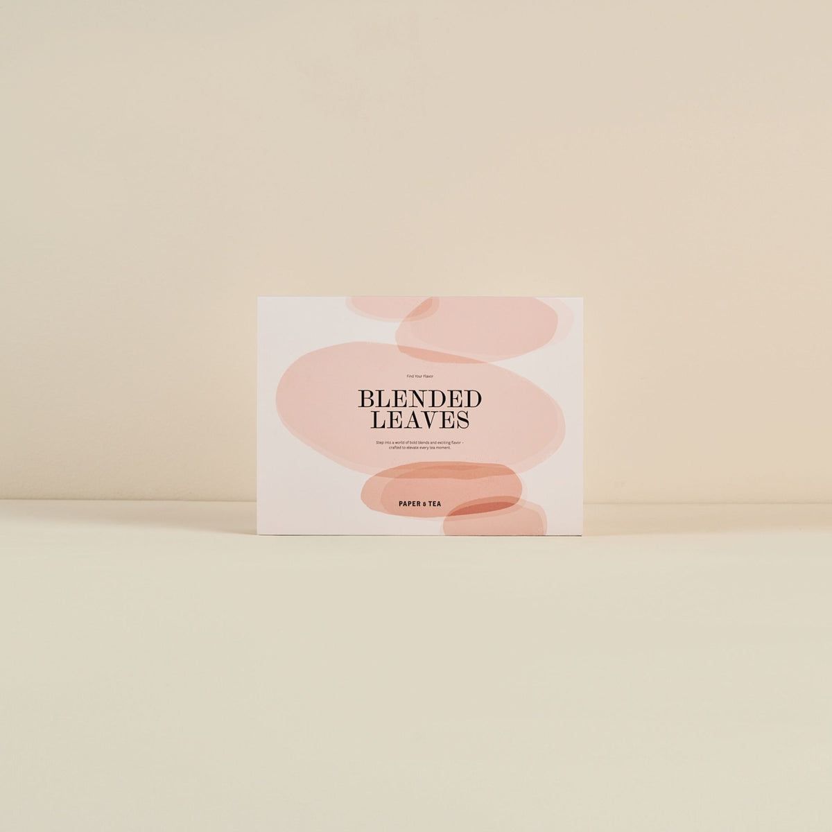 Minimalistische Karte mit 'Find Your Flavor', 'BLENDED LEAVES' und 'Paper & Tea' auf beigem Hintergrund
