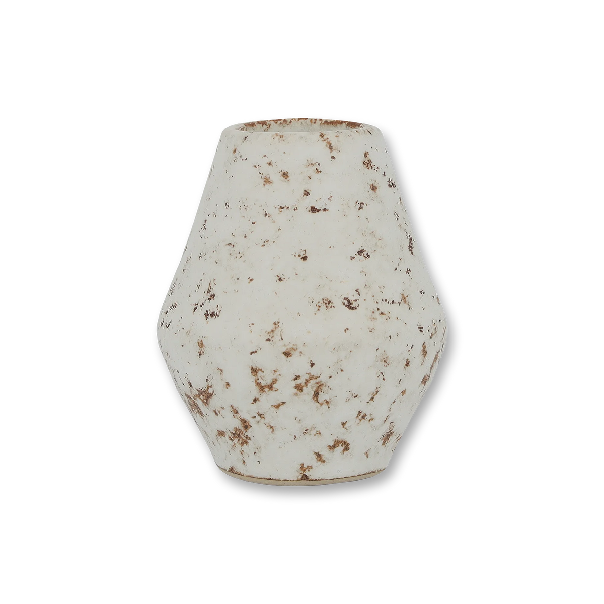 Weiße Keramikvase mit geometrischer Form und braun gesprenkelter Oberfläche vor schwarzem Hintergrund.