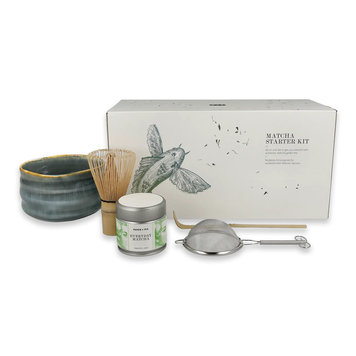 Matcha Starter Kit von Paper & Tea mit weißer Box, blaugrauer Schale, Bambusbesen, Metalldose, Löffel und Sieb