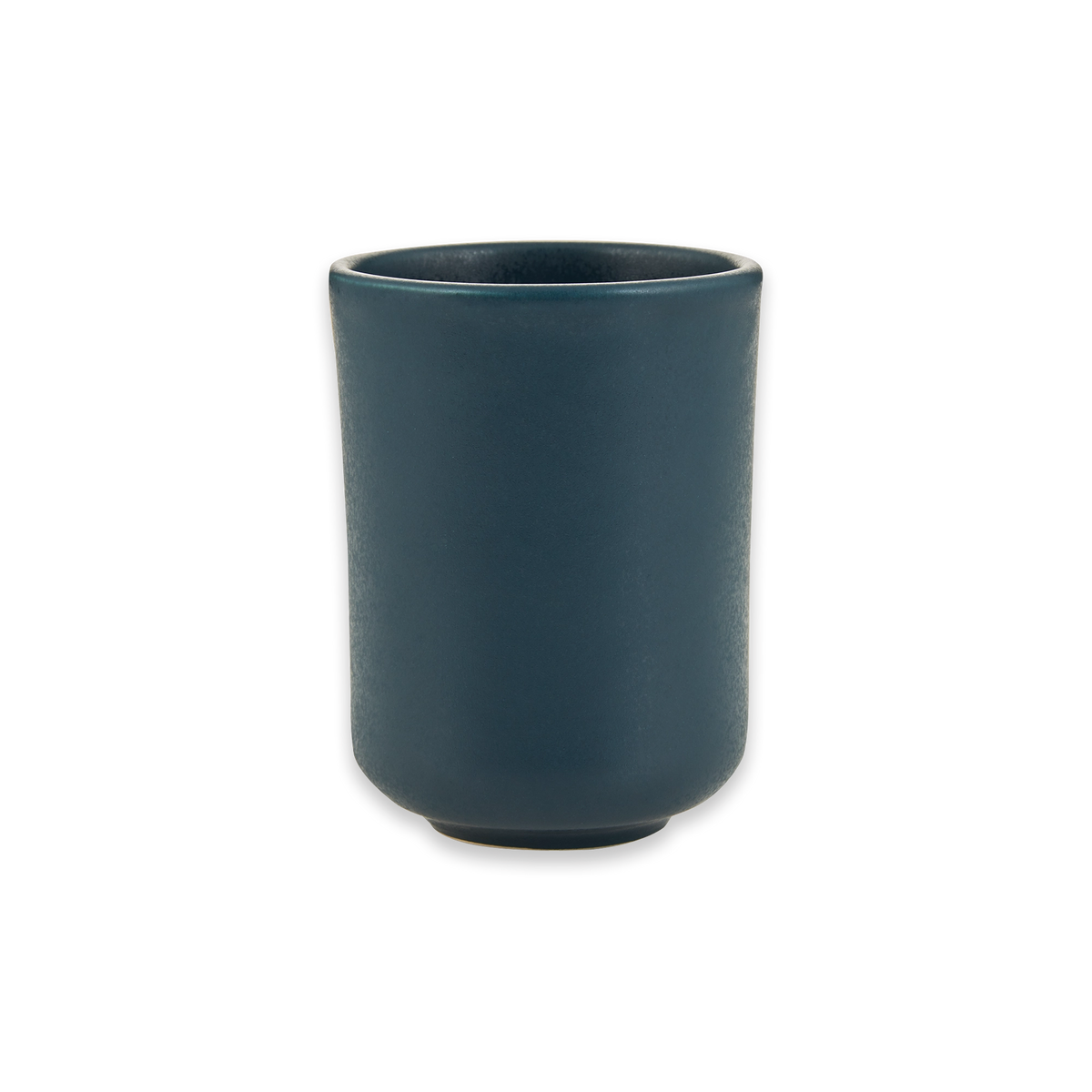 Blauer Keramikbecher mit matter Oberfläche vor schwarzem Hintergrund, minimalistisch gestaltet.
