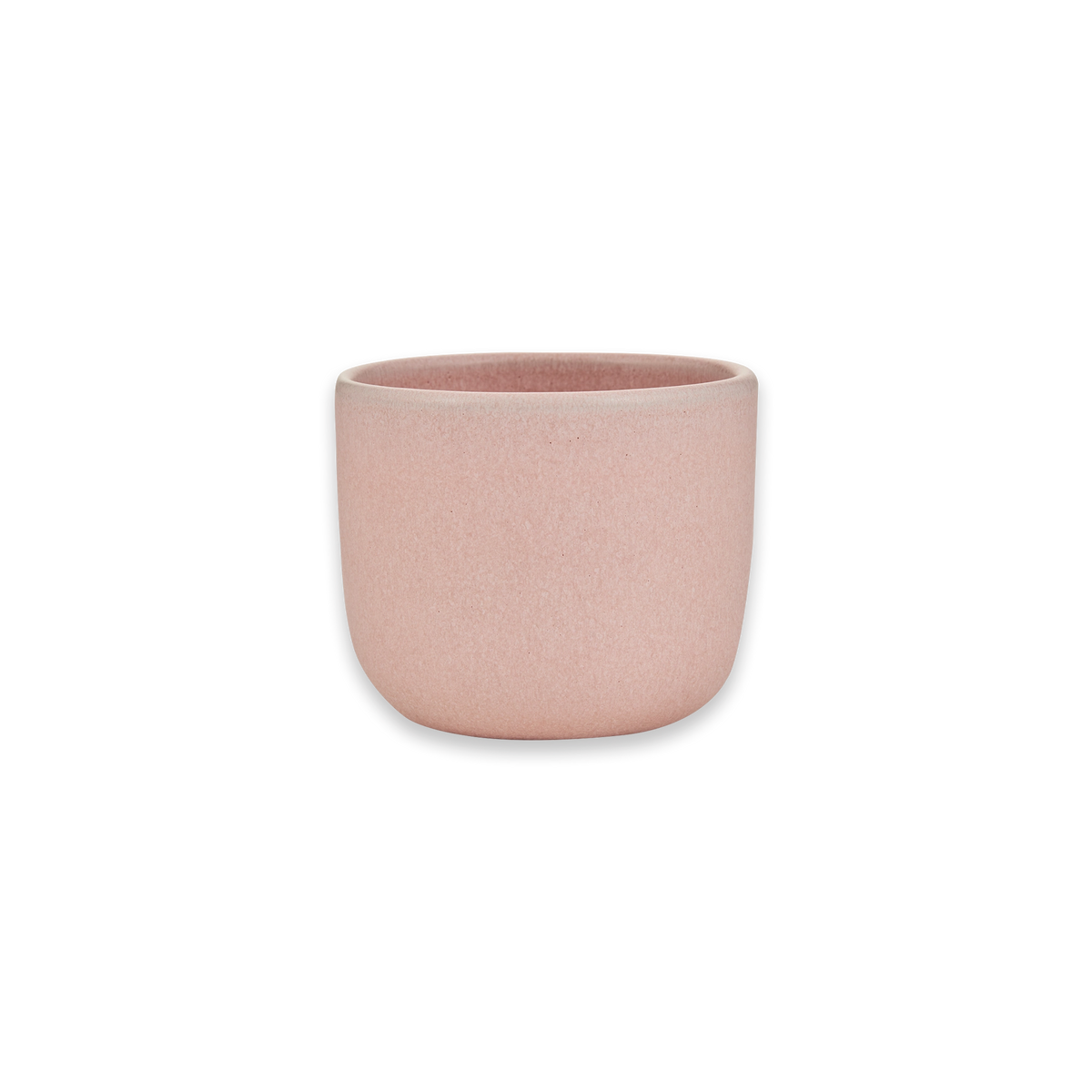 Kleiner rosafarbener Keramikbecher mit verdicktem Rand auf schwarzem Hintergrund, minimalistisch und elegant.