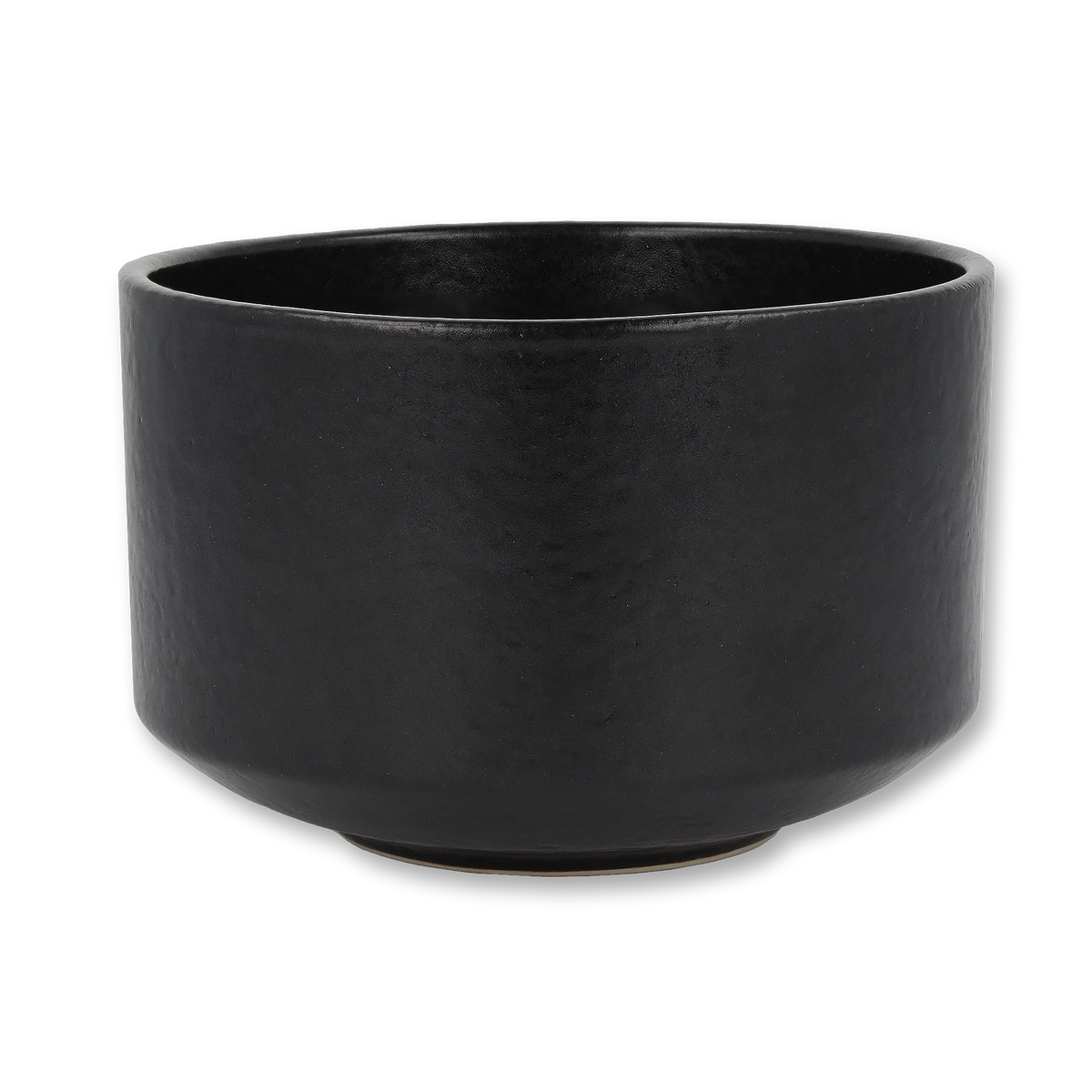 Matte, schwarze Teeschale mit Struktur vor schwarzem Hintergrund.