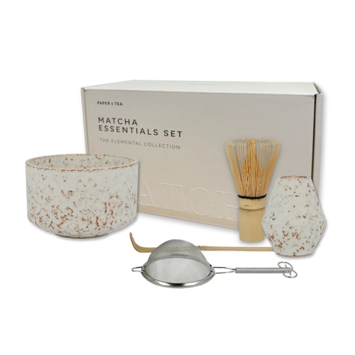 Matcha Essentials Set von PAPER & TEA mit Keramikschale, Bambusbesen, Löffel und Teesieb.
