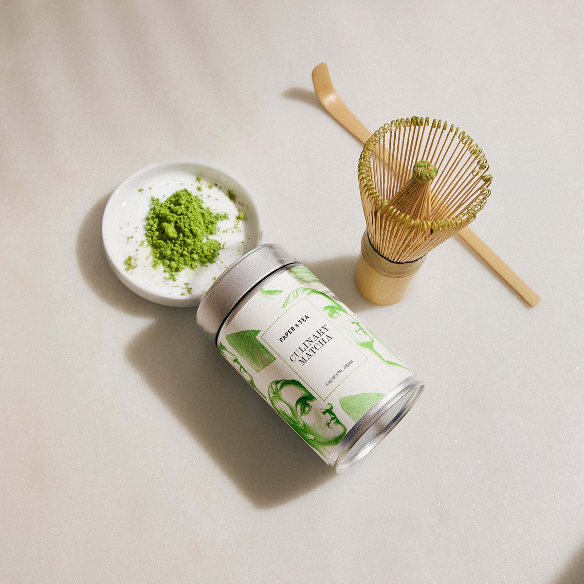 Matcha-Tee-Set mit Teedose, Bambusbesen und Schaufel auf hellem Hintergrund