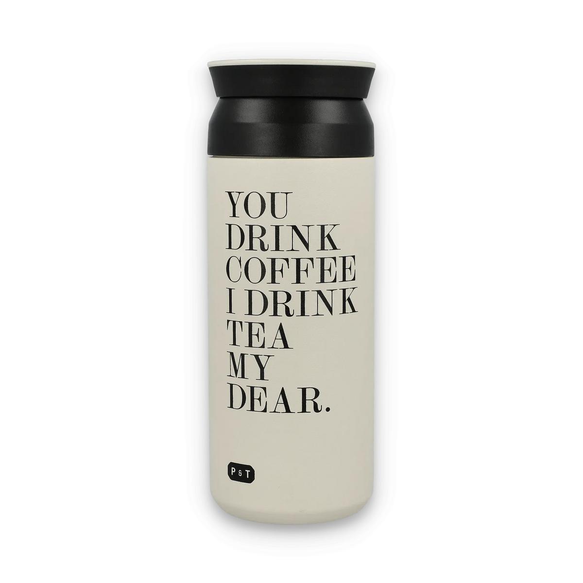 Weißer Thermobecher mit schwarzem Deckel, Schriftzug "YOU DRINK COFFEE I DRINK TEA MY DEAR" und P & T Logo.